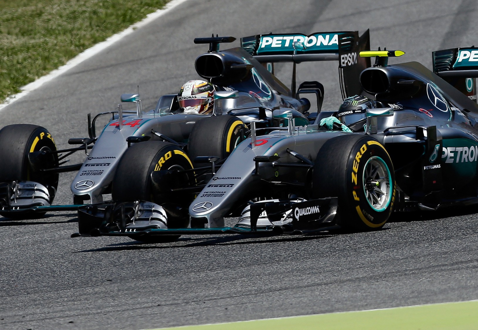 Jazdci Mercedesu Lewis Hamilton