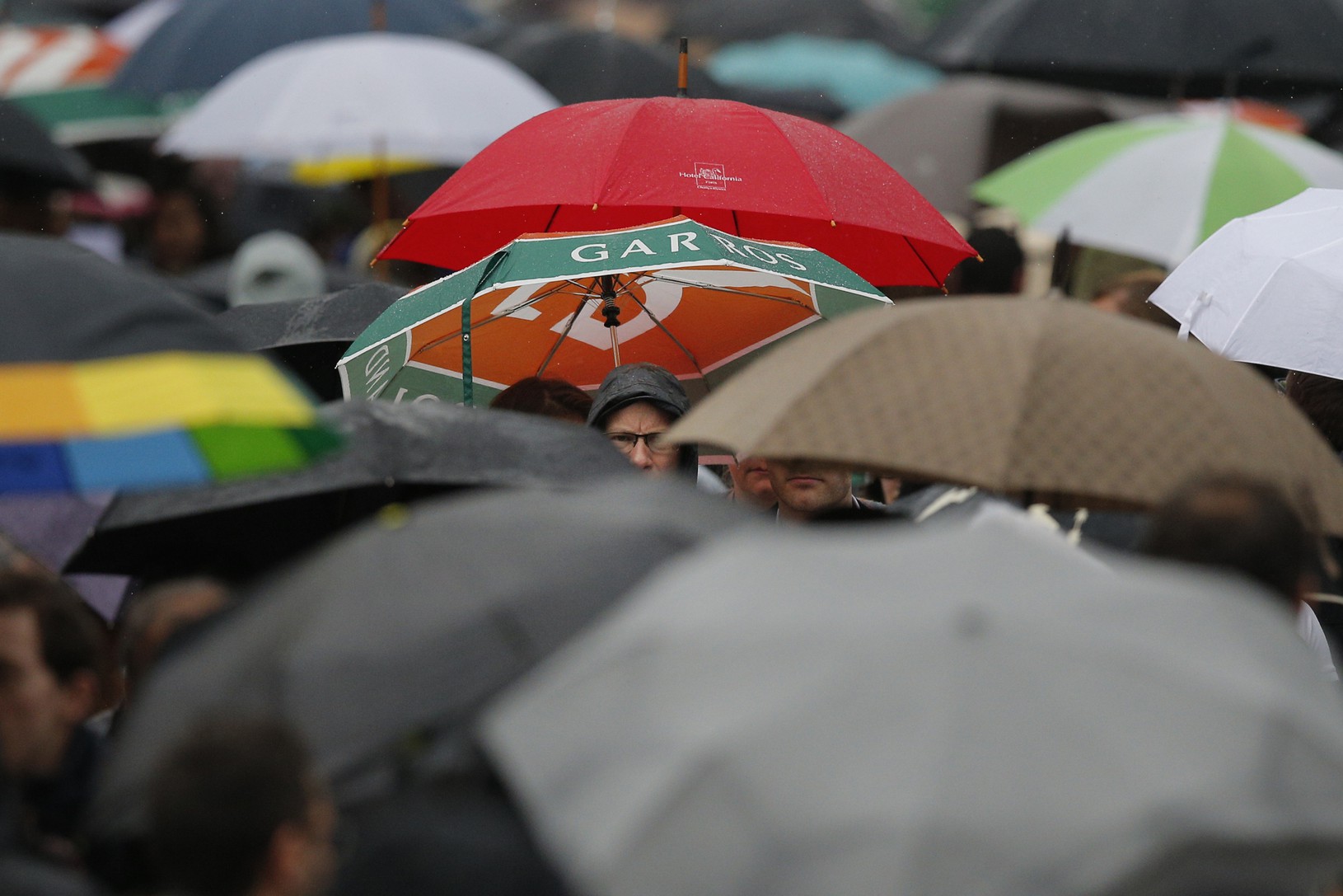 Na Roland Garros prší