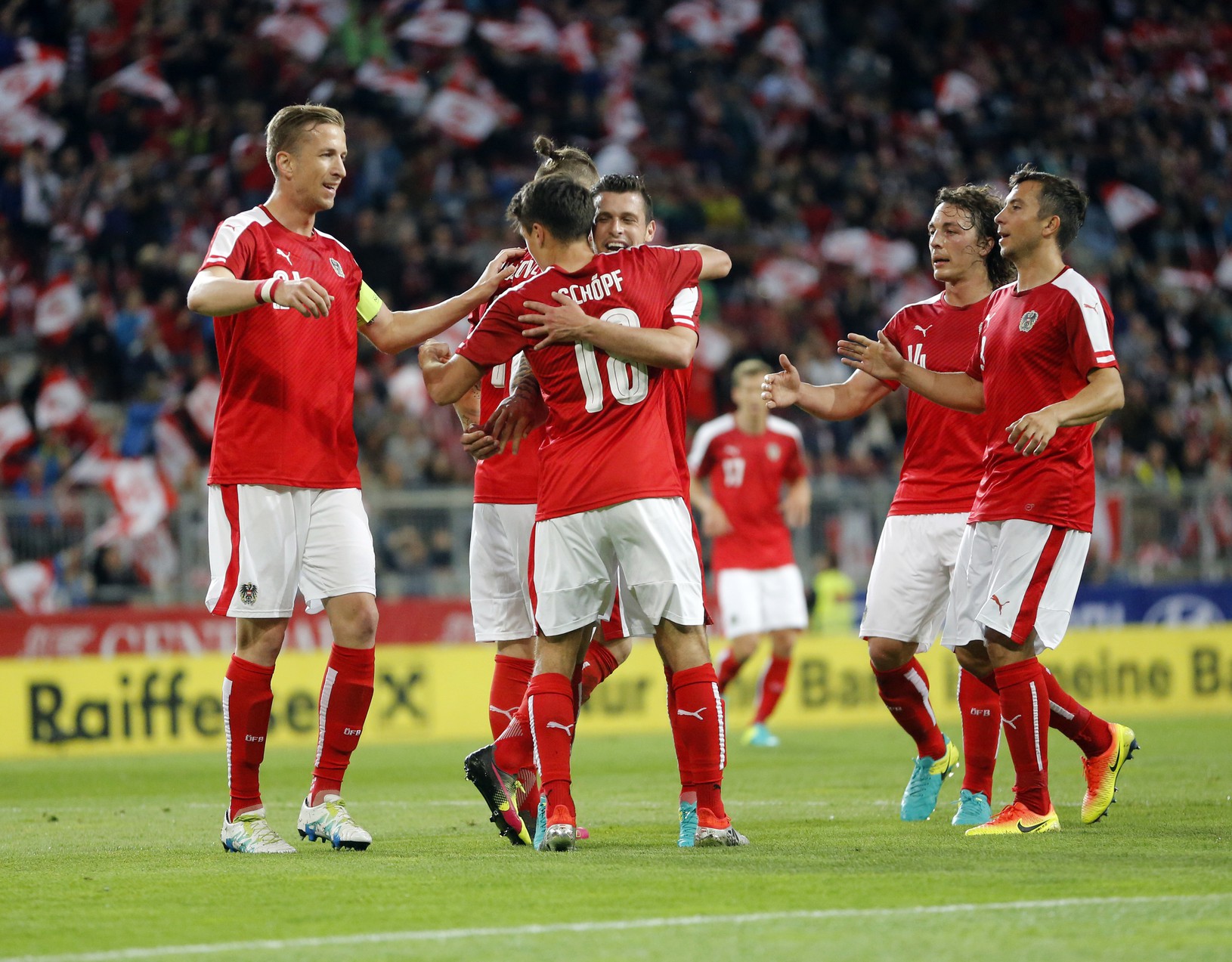 Futbalisti Rakúska oslavujú gól