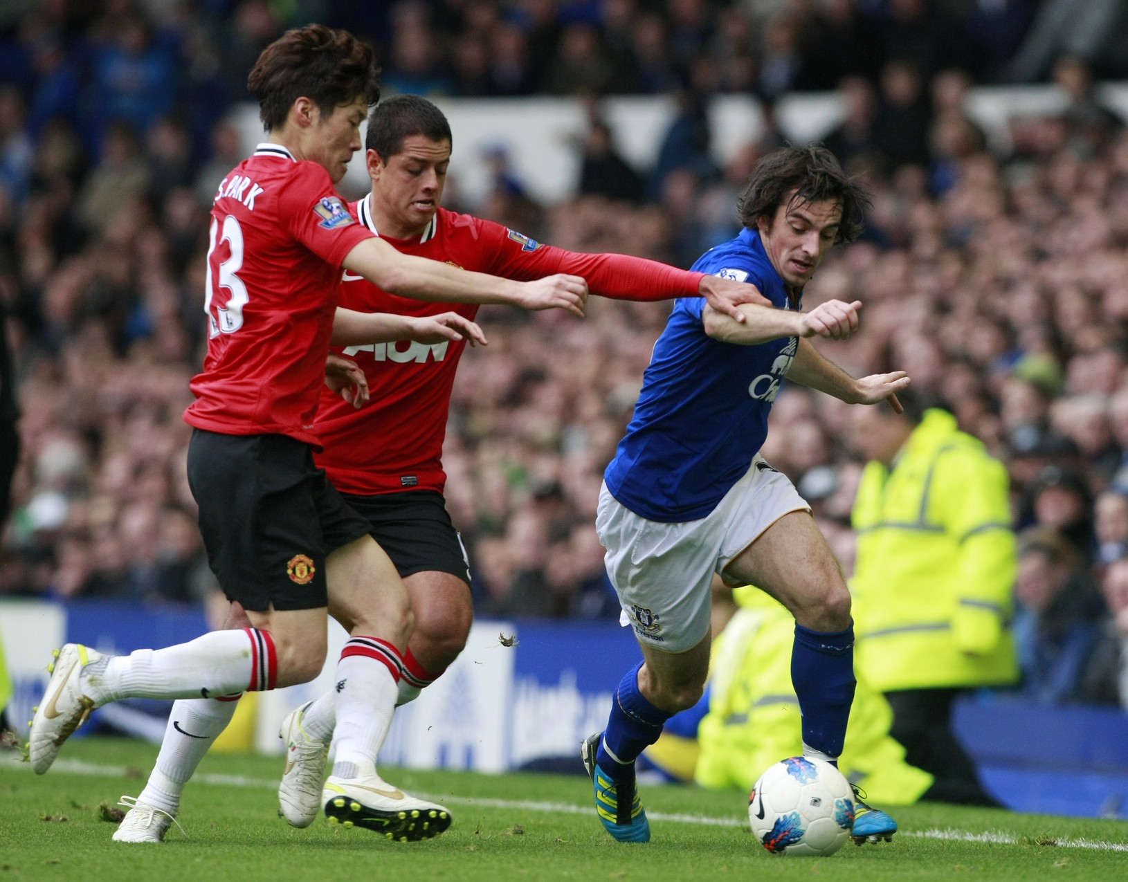 Leighton Baines v prieniku