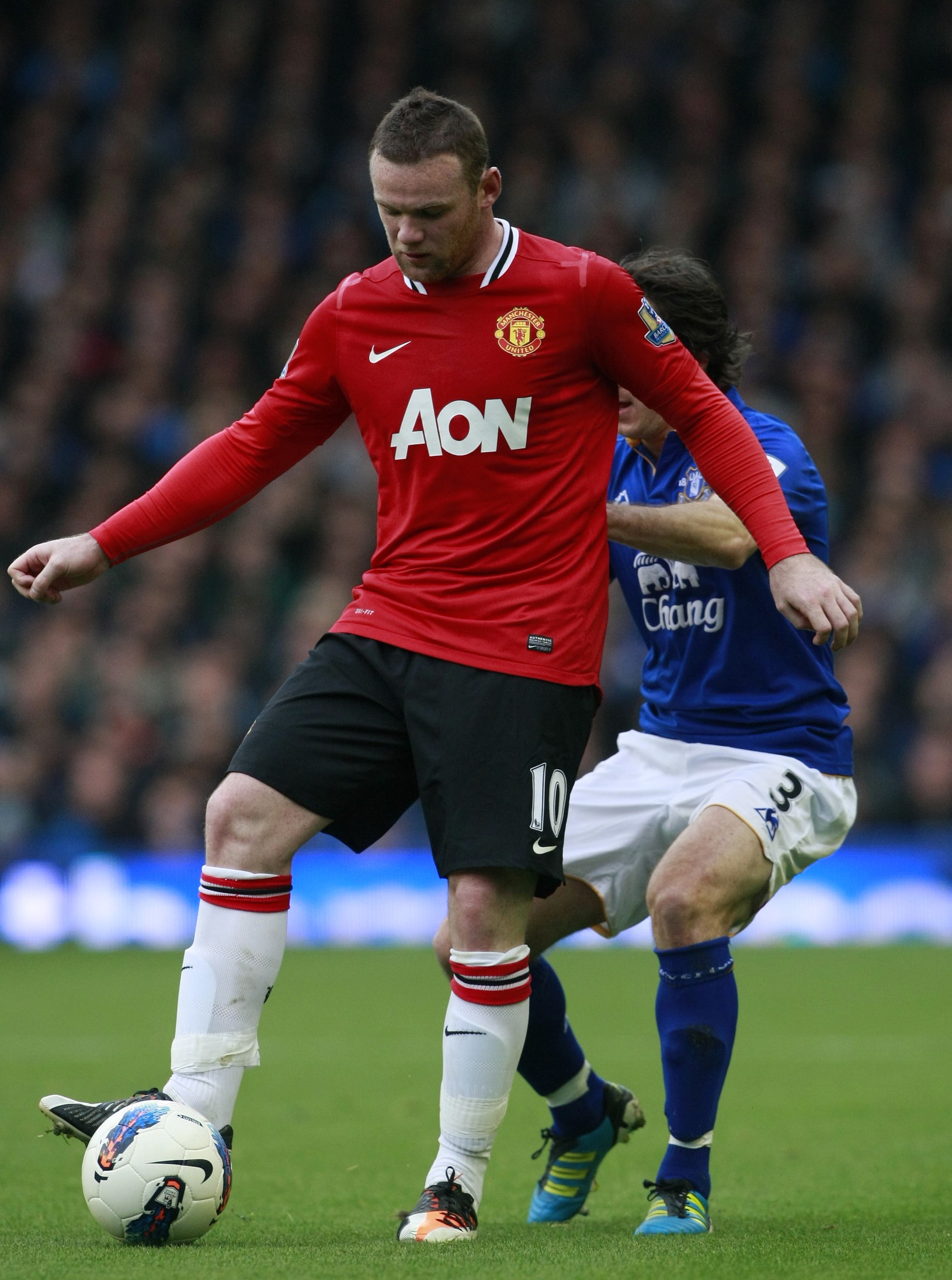 Wayne Rooney s loptou