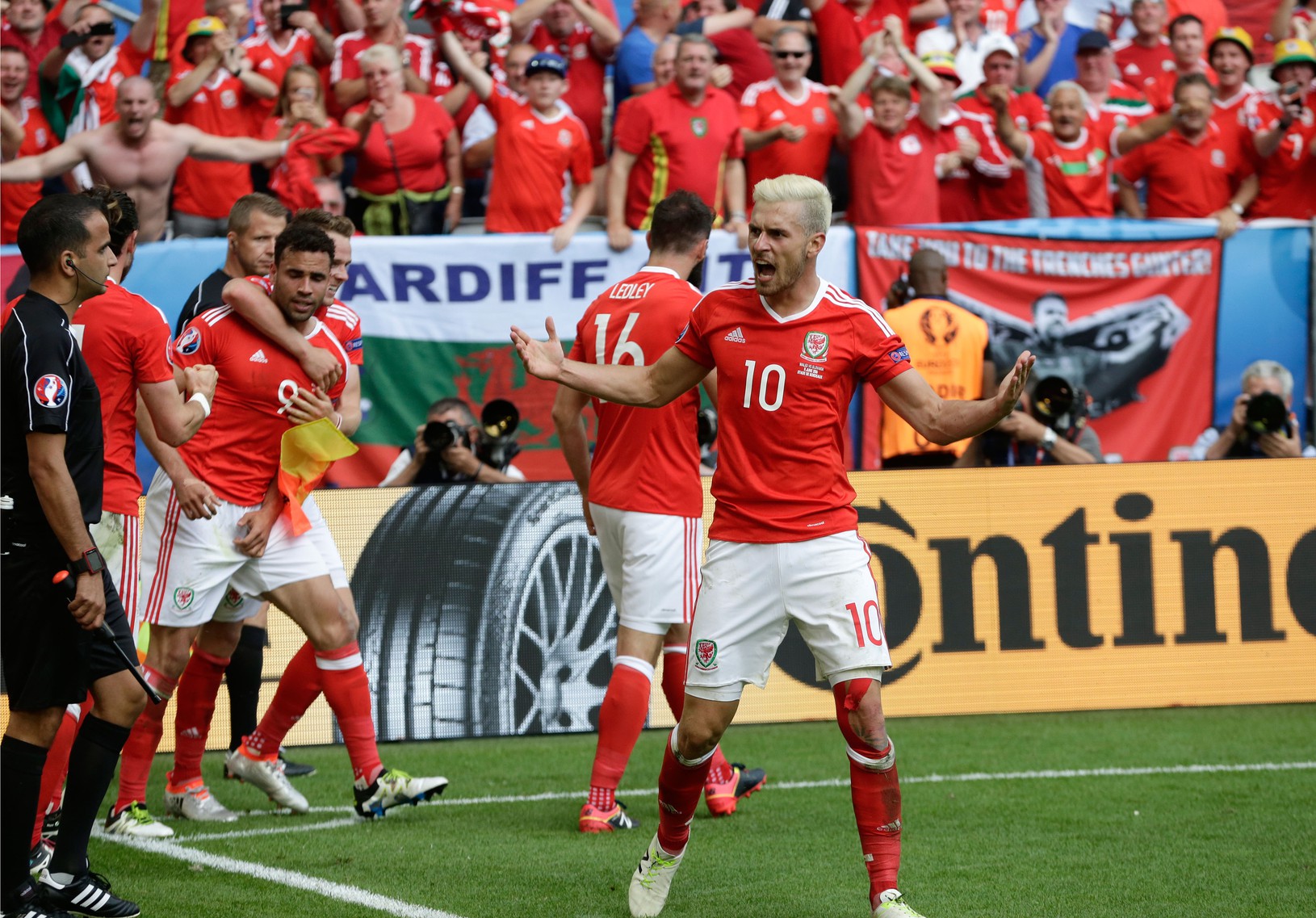 Wales oslavuje víťazný gól