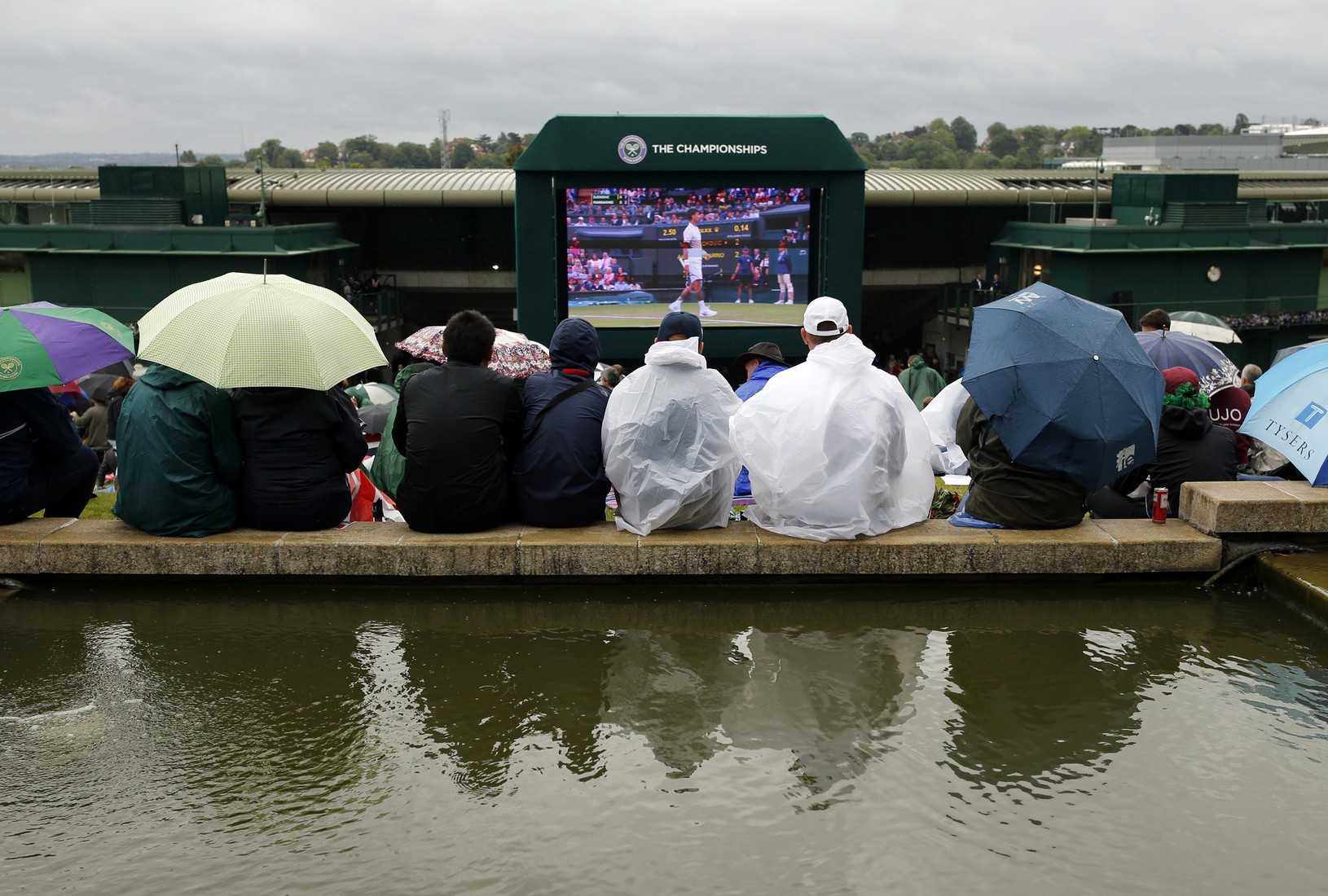 Diváci na Wimbledone sledujú