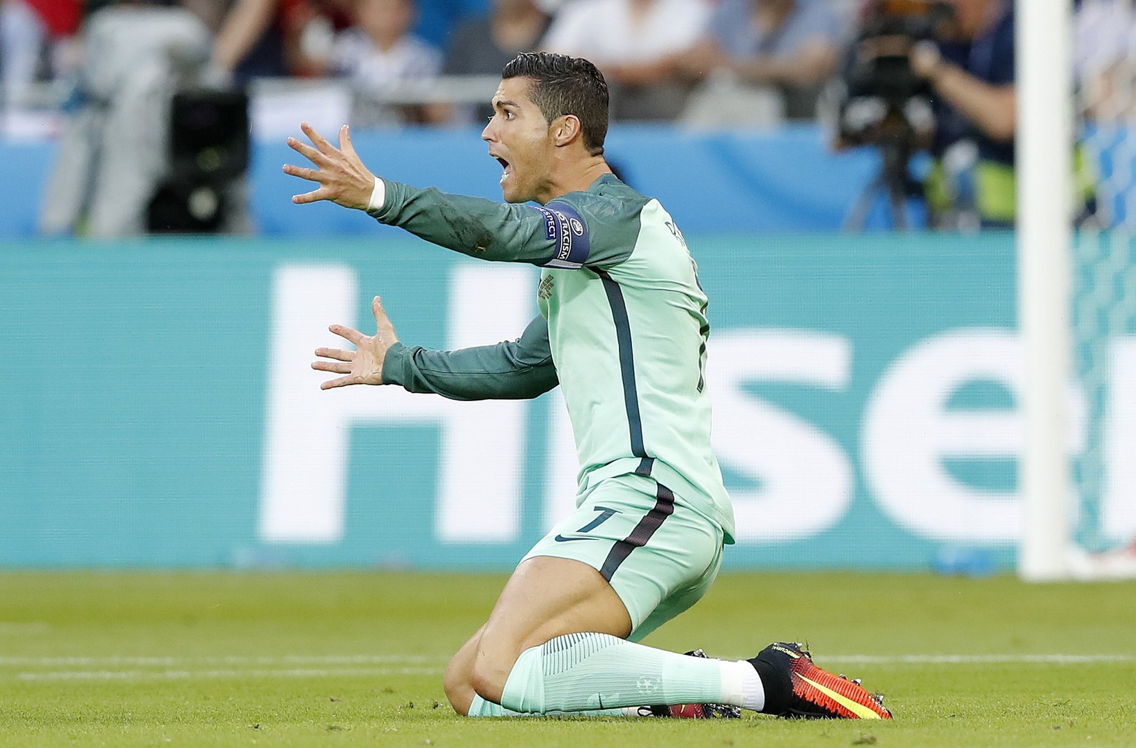 Cristiano Ronaldo gestikuluje smerom
