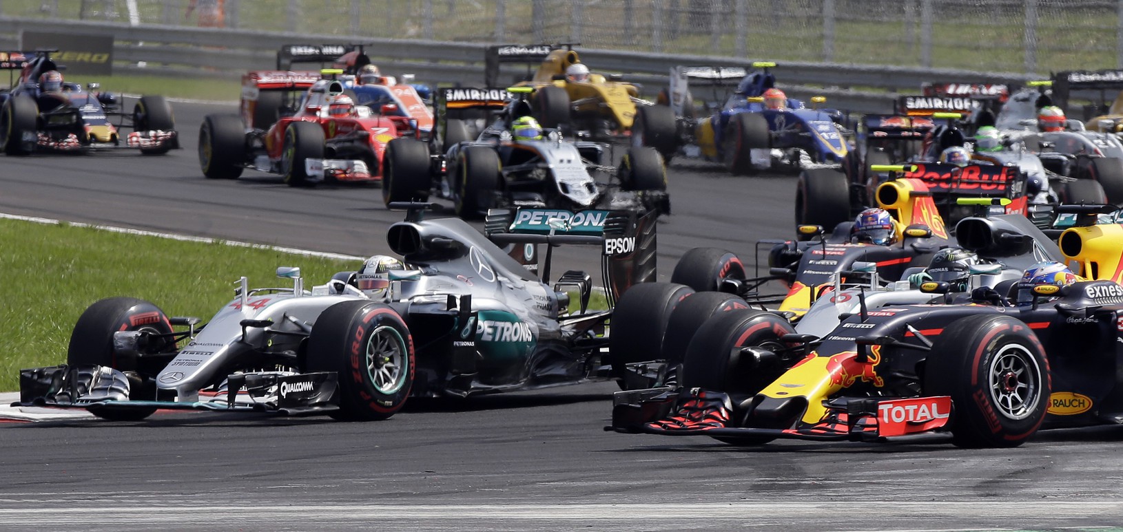 Lewis Hamilton v súboji