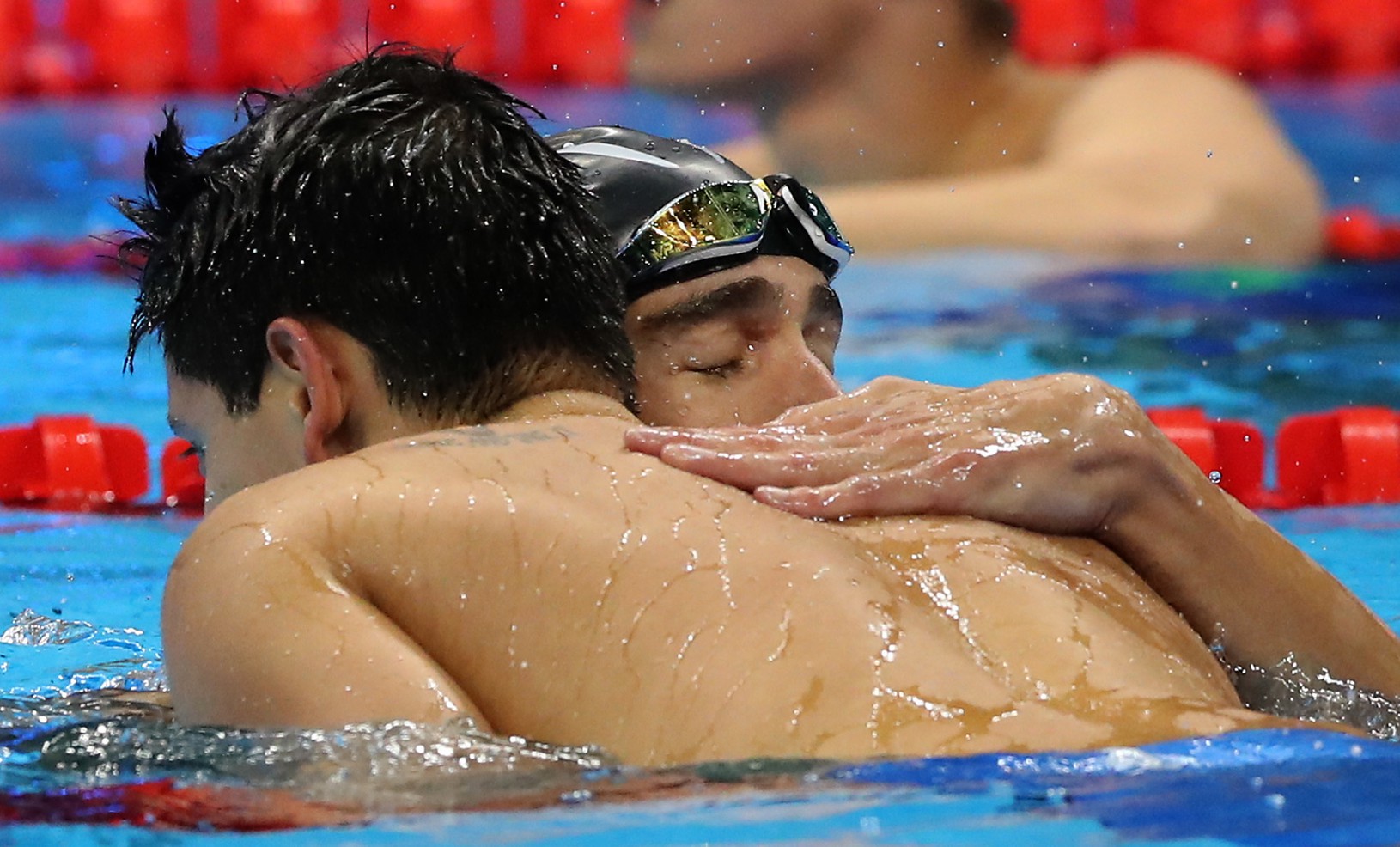Michael Phelps gratuluje Josephovi
