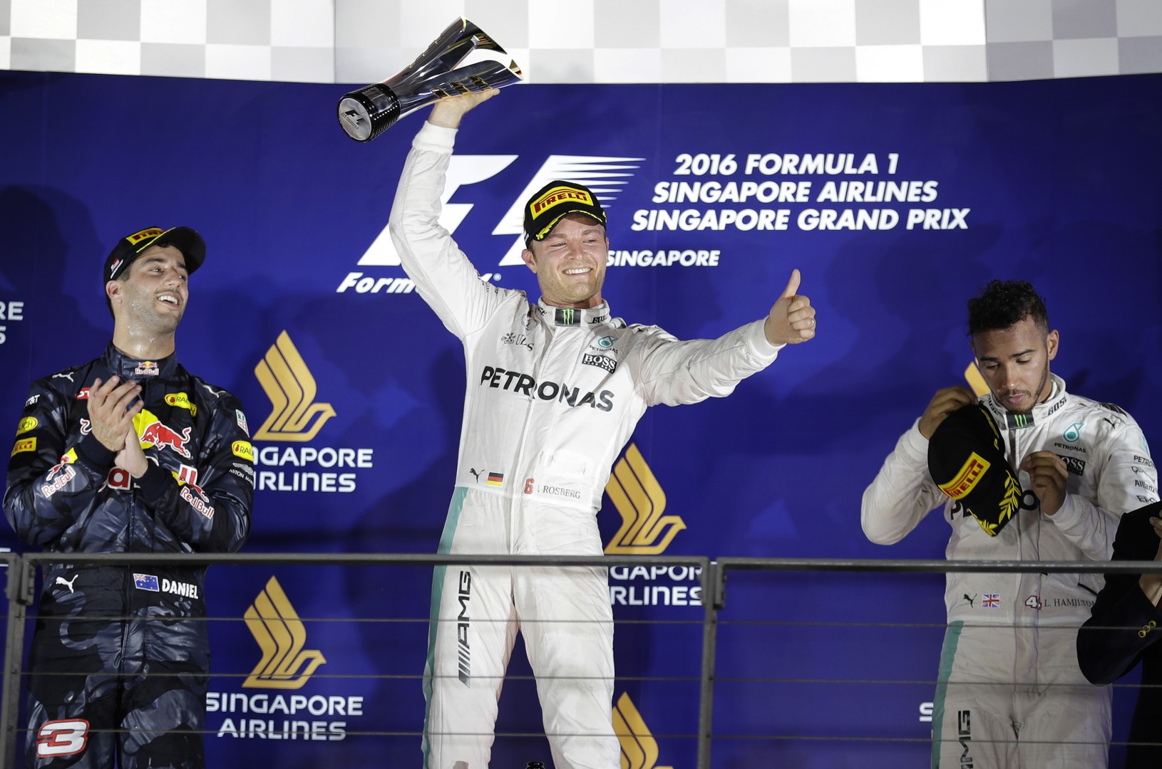 Nico Rosberg (v strede)