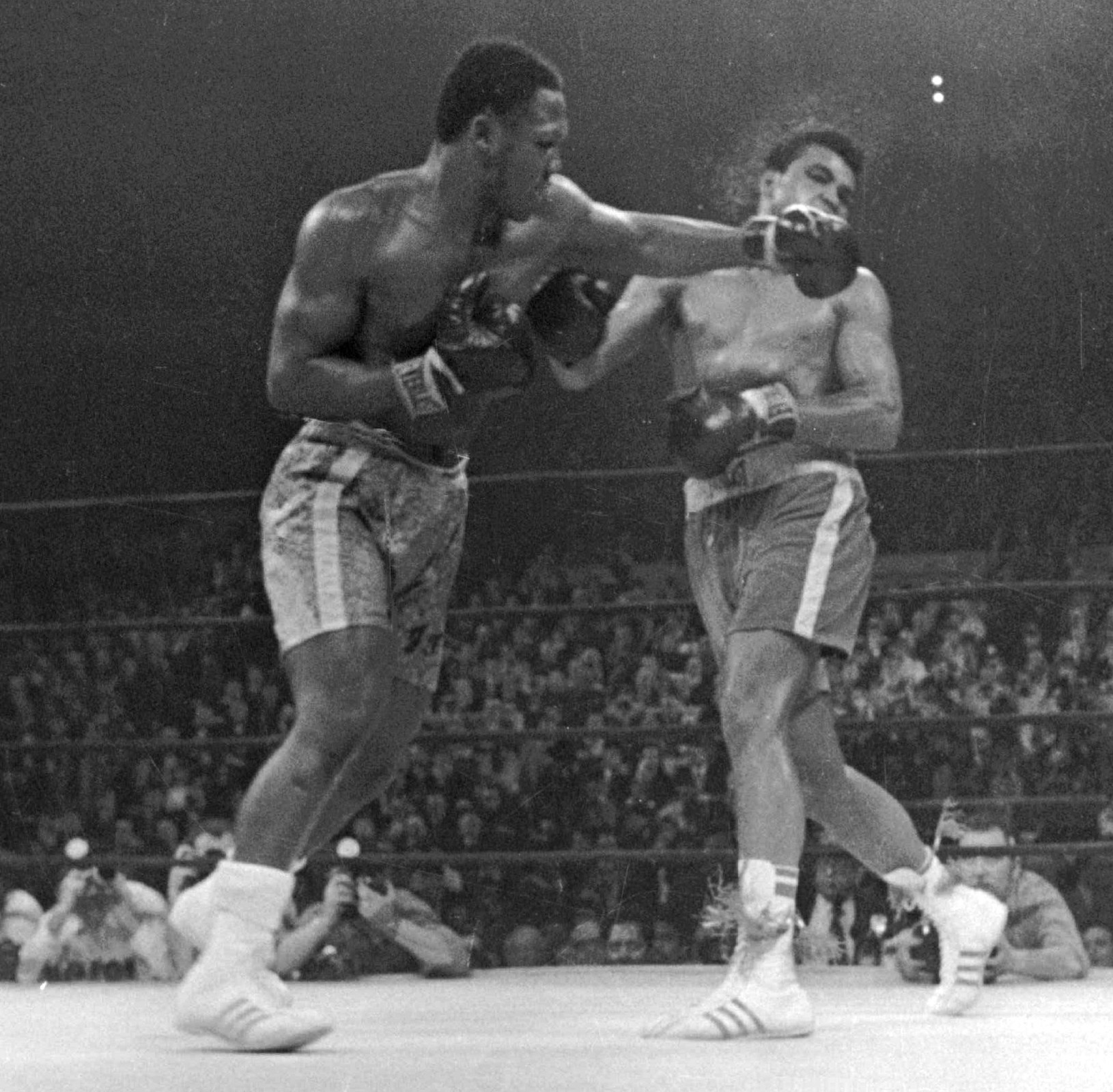 Joe Frazier knokautuje Muhammada