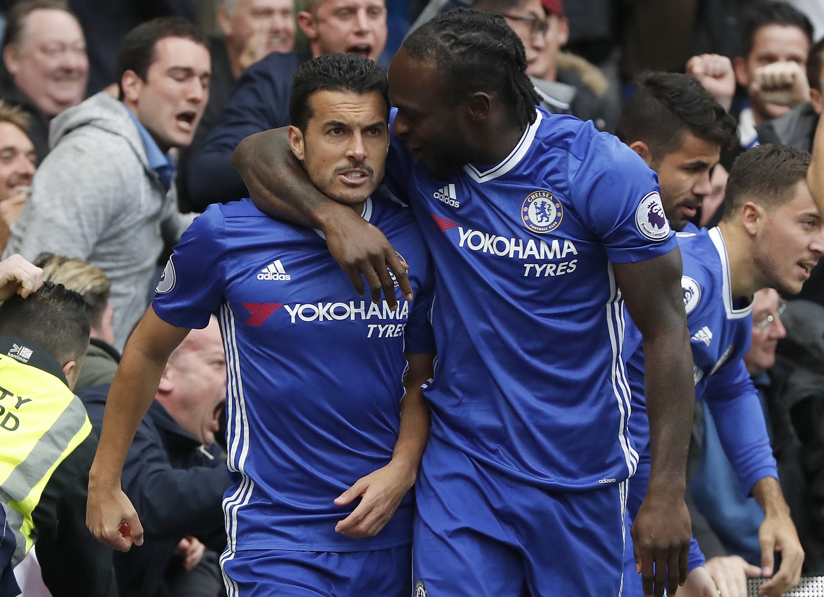 Pedro a Victor Moses