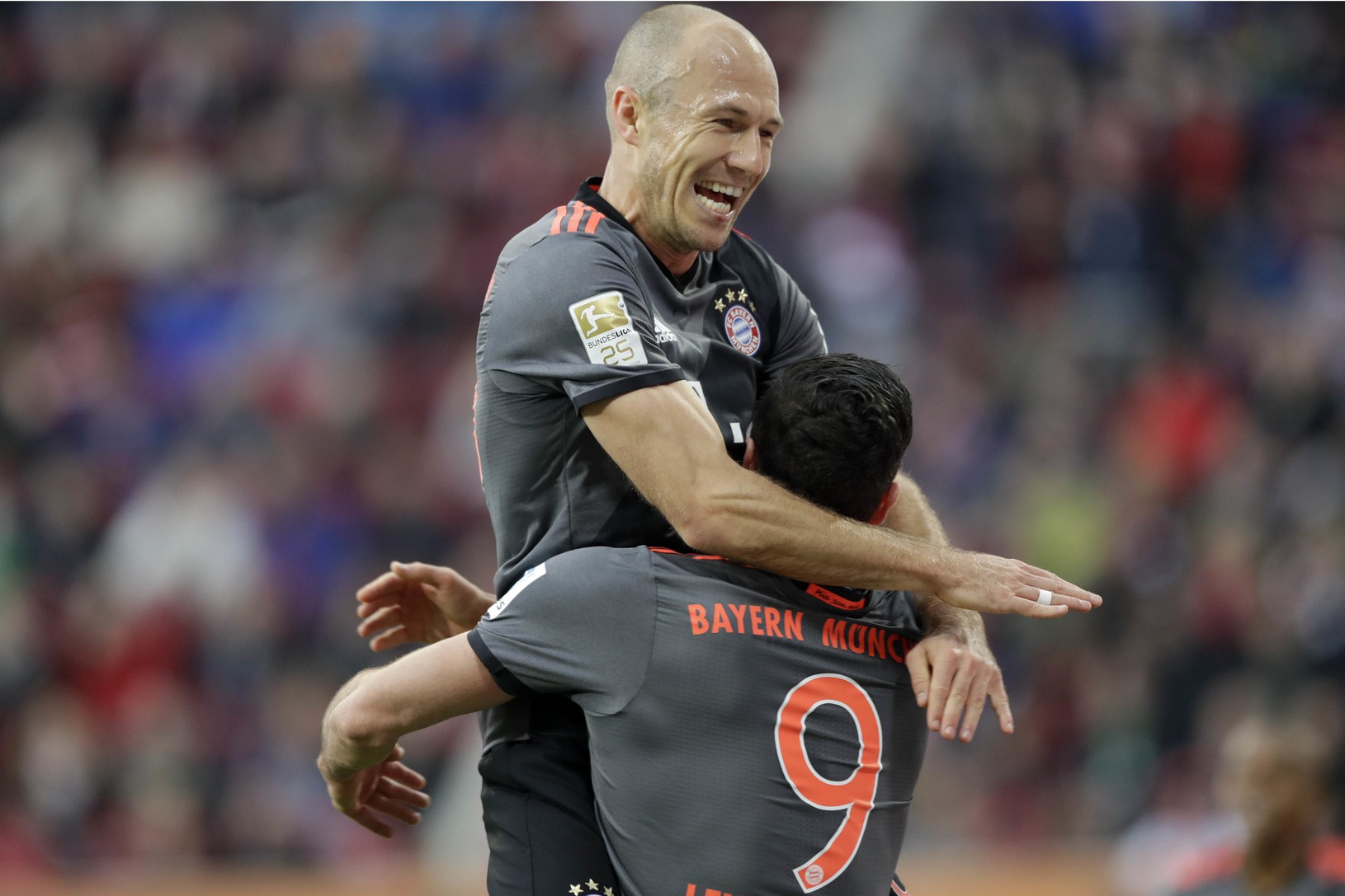 Arjen Robben oslavuje gól