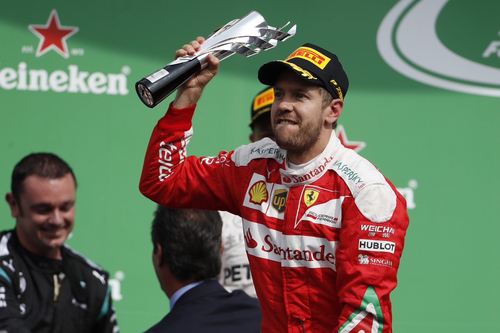 Sebastian Vettel oslavuje na