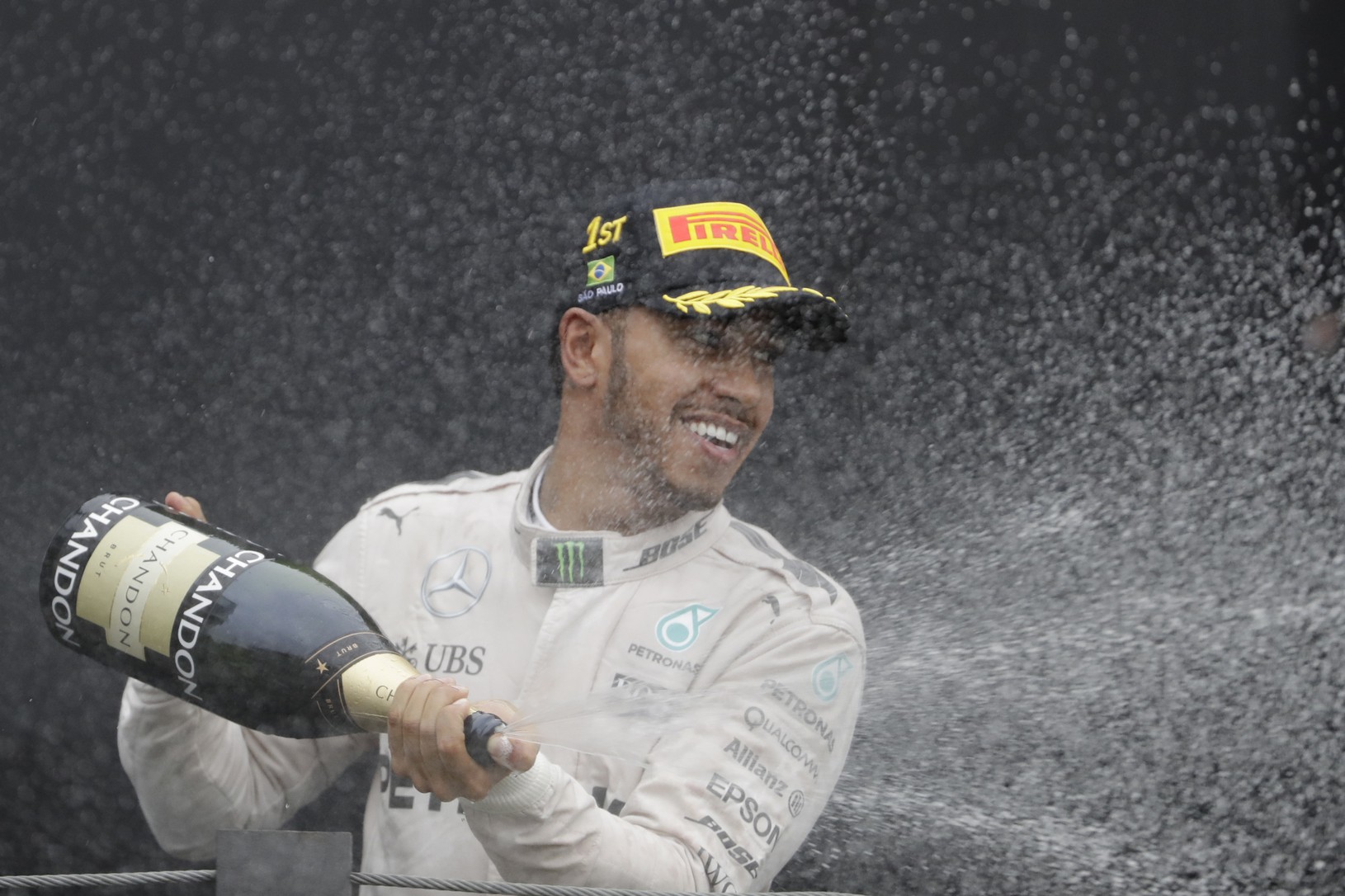 Lewis Hamilton oslavuje triumf