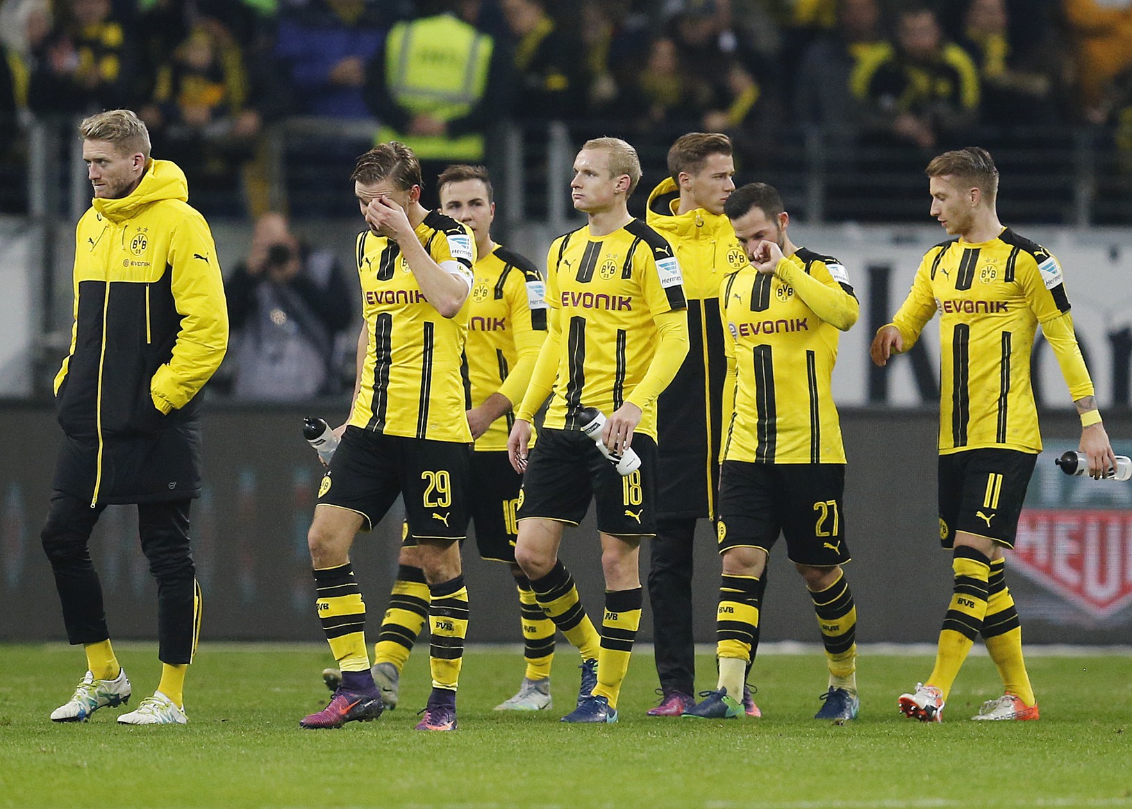 Hráči Dortmundu opúšťajú trávnik