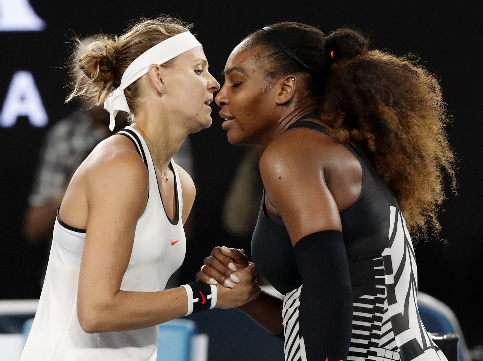 Serena Williamsová podáva ruku