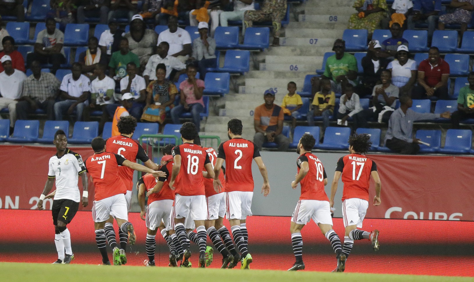 Egypťania oslavuje gól Mohameda