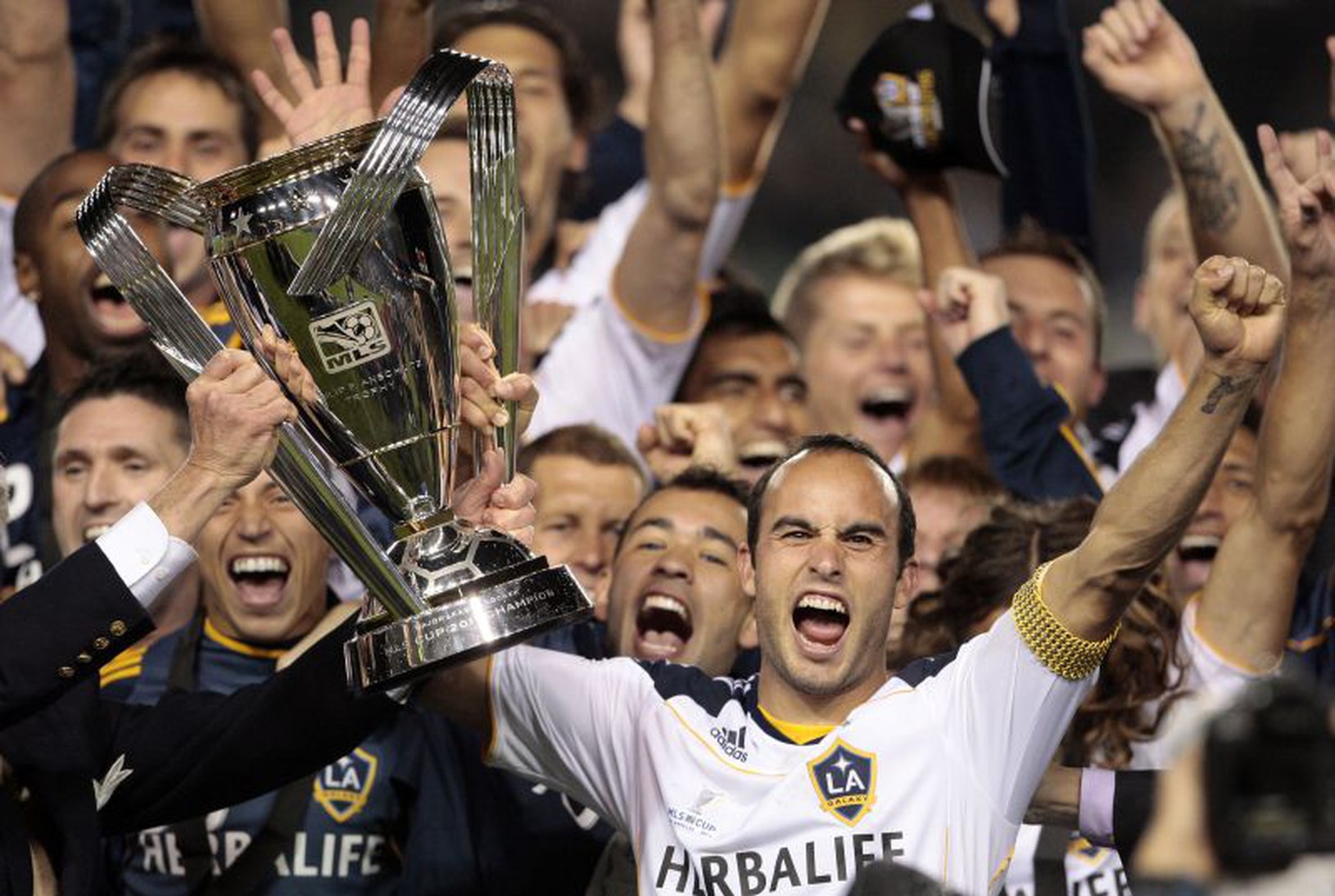 Landon Donovan s trofejou