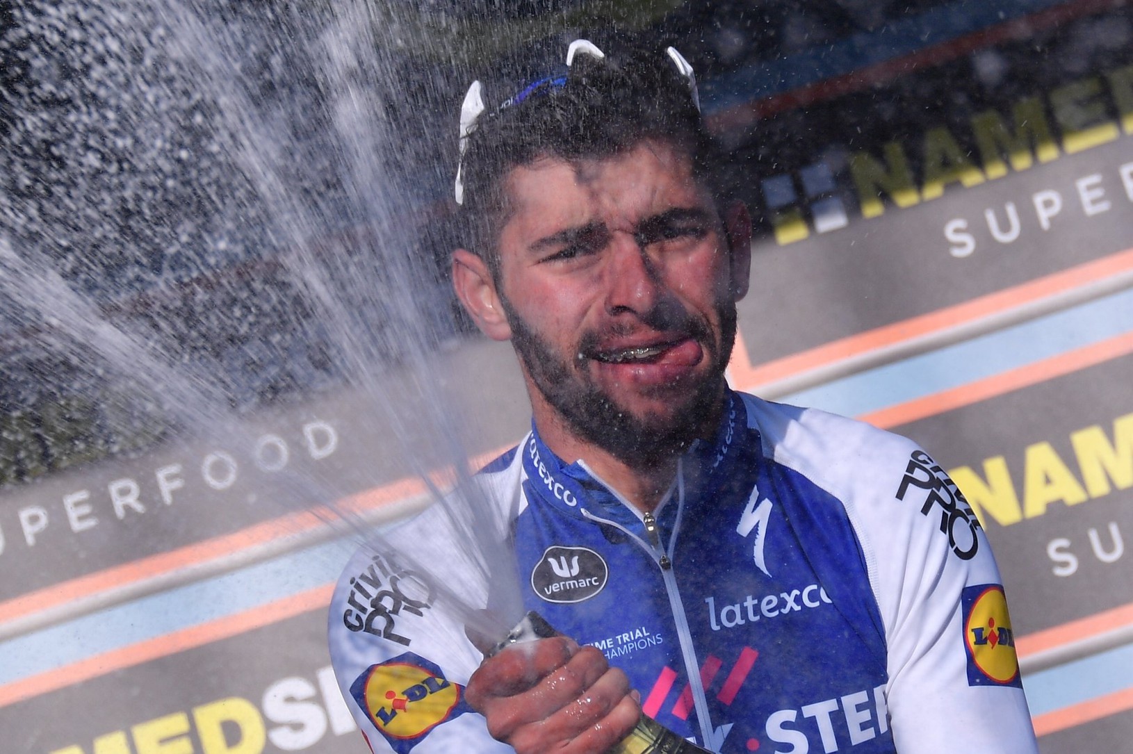 Fernando Gaviria oslavuje na