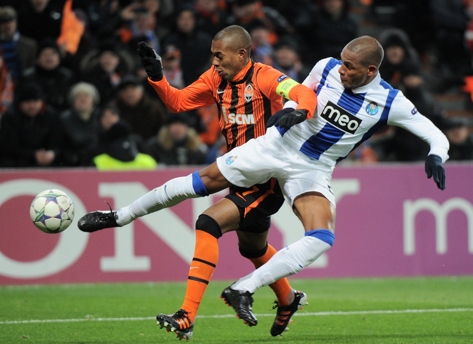 Fernandinho proti Fernandovi