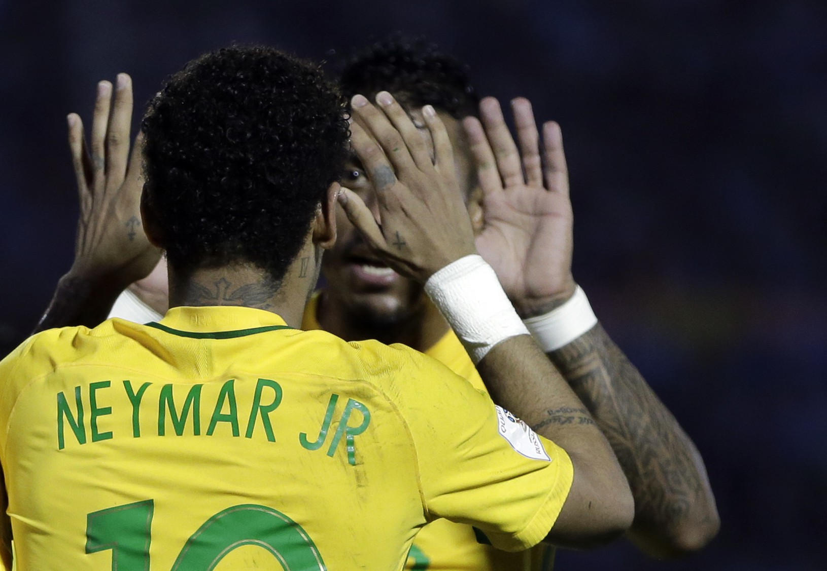 Neymar a Paulinho oslavujú