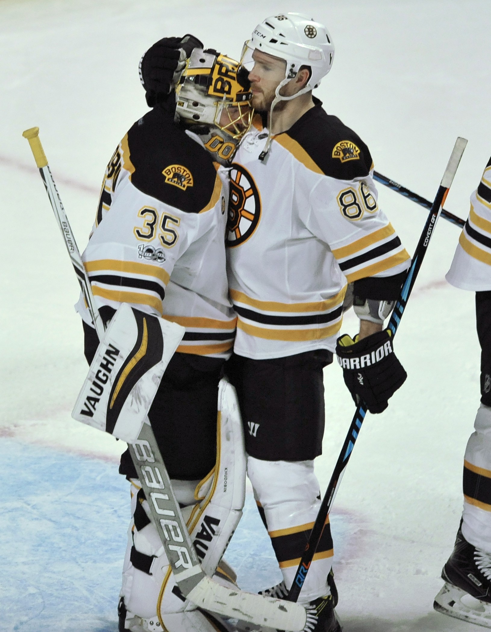 Hráči Bruins oslavujú triumf