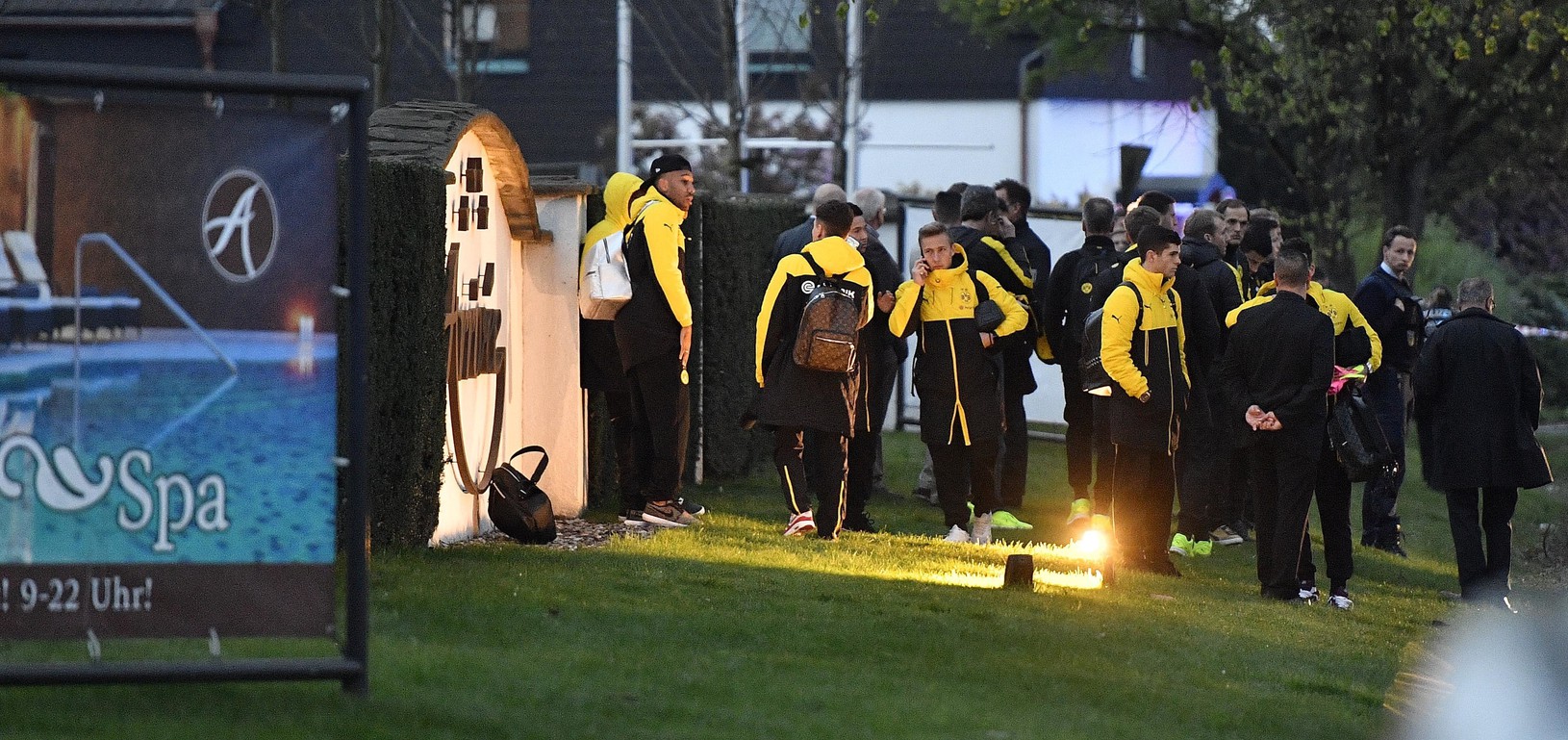 Hráči Dortmundu stoja neďaleko