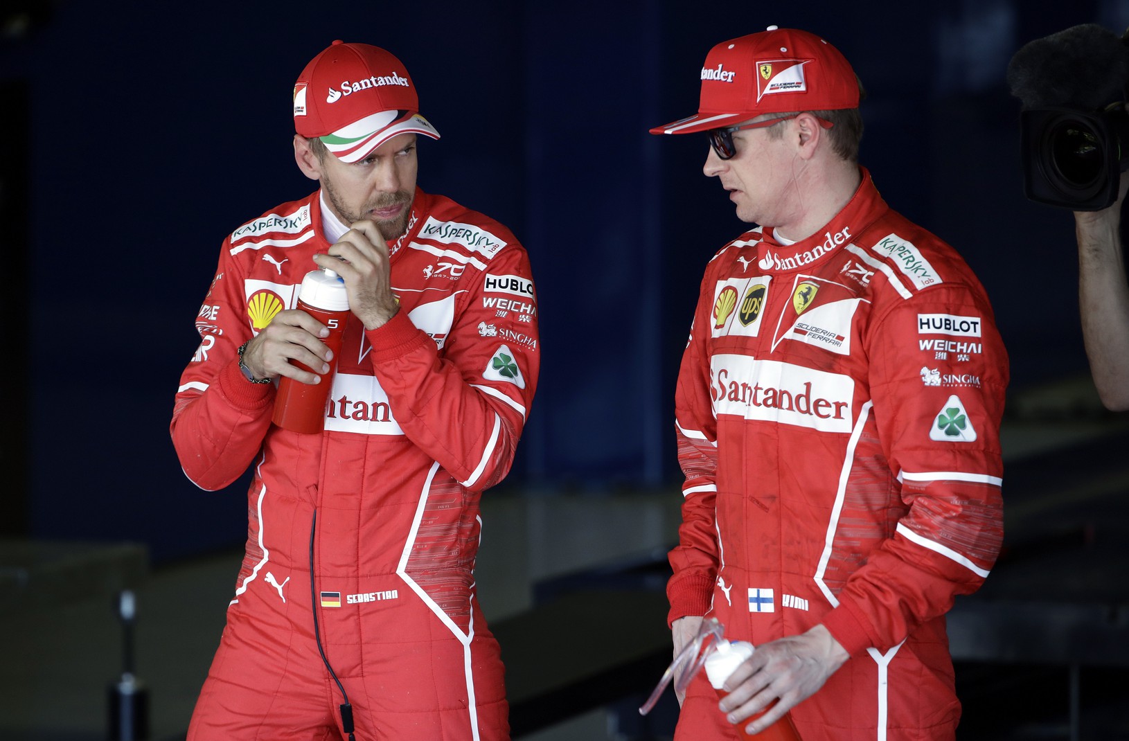 Sebastian Vettel (vľavo) a