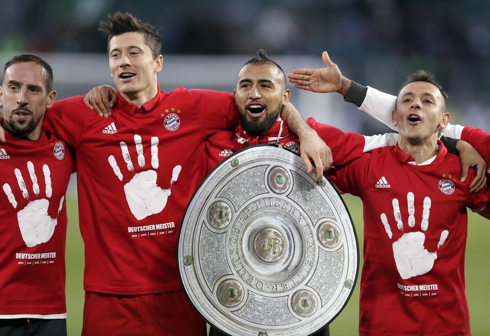 Hráči Bayernu oslavujú piaty