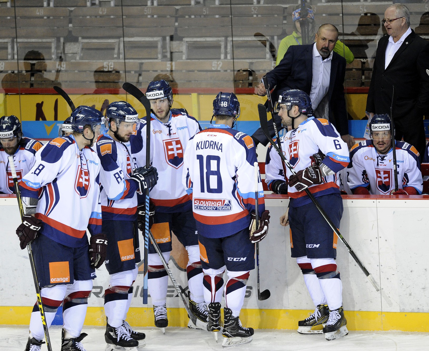 Slovenskí hokejisti počas súboja