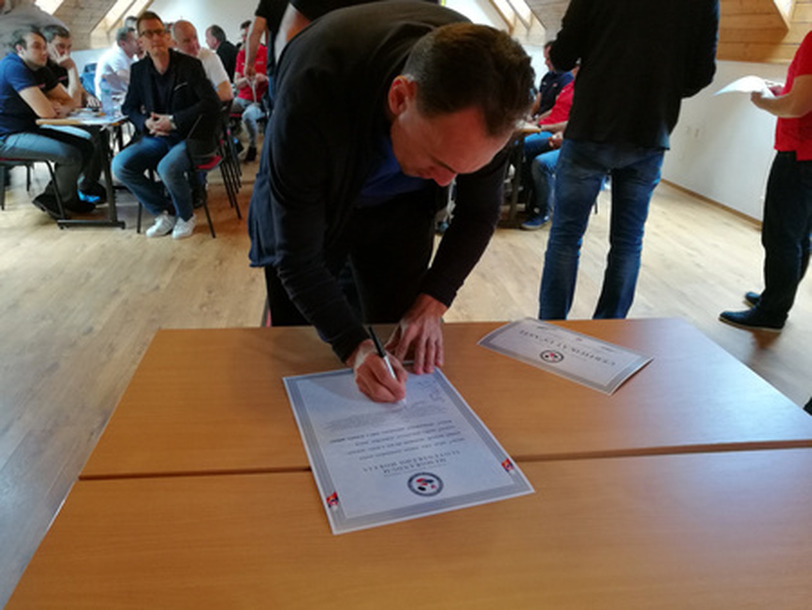 Miroslav Šatan podpisuje Memorandum