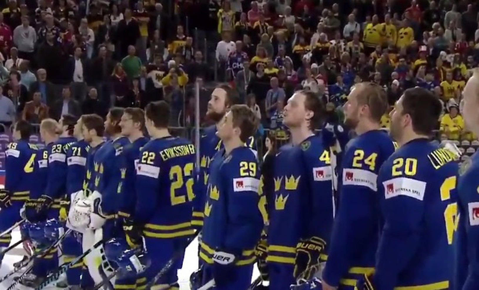 Švédski hokejisti pri hymne