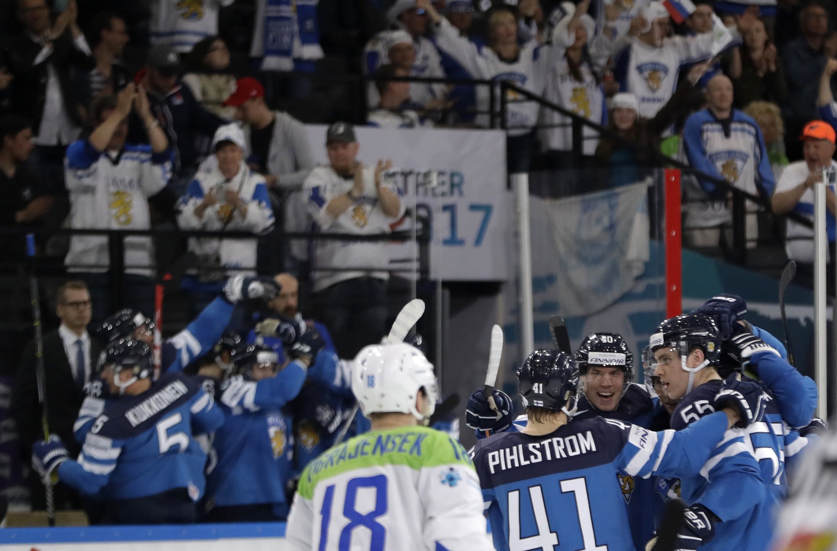 Hokejisti Fínska oslavujú gól