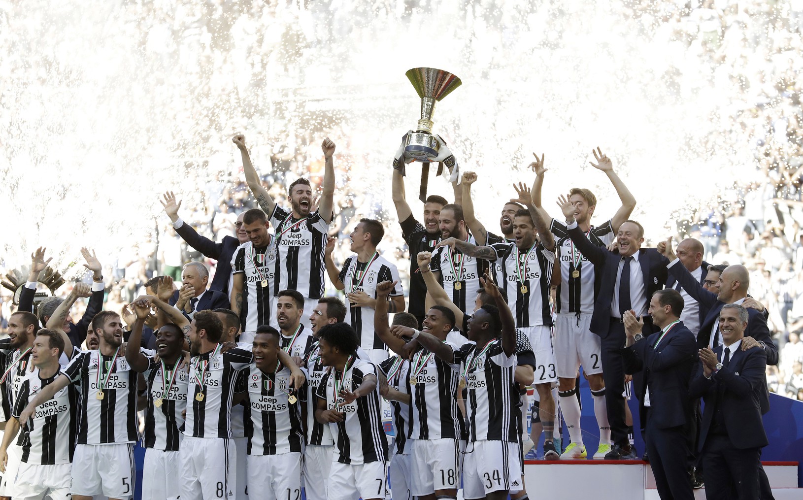Hráči Juventusu oslavujú zisk