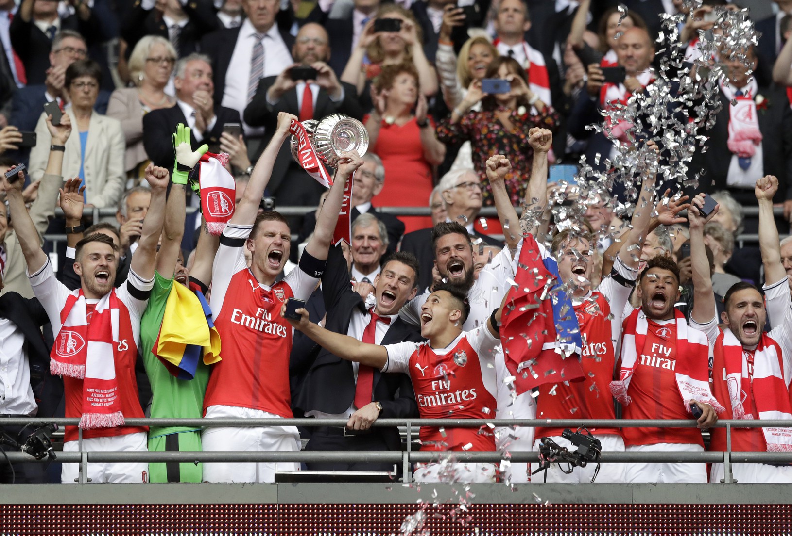 Hráči Arsenalu oslavujú zisk