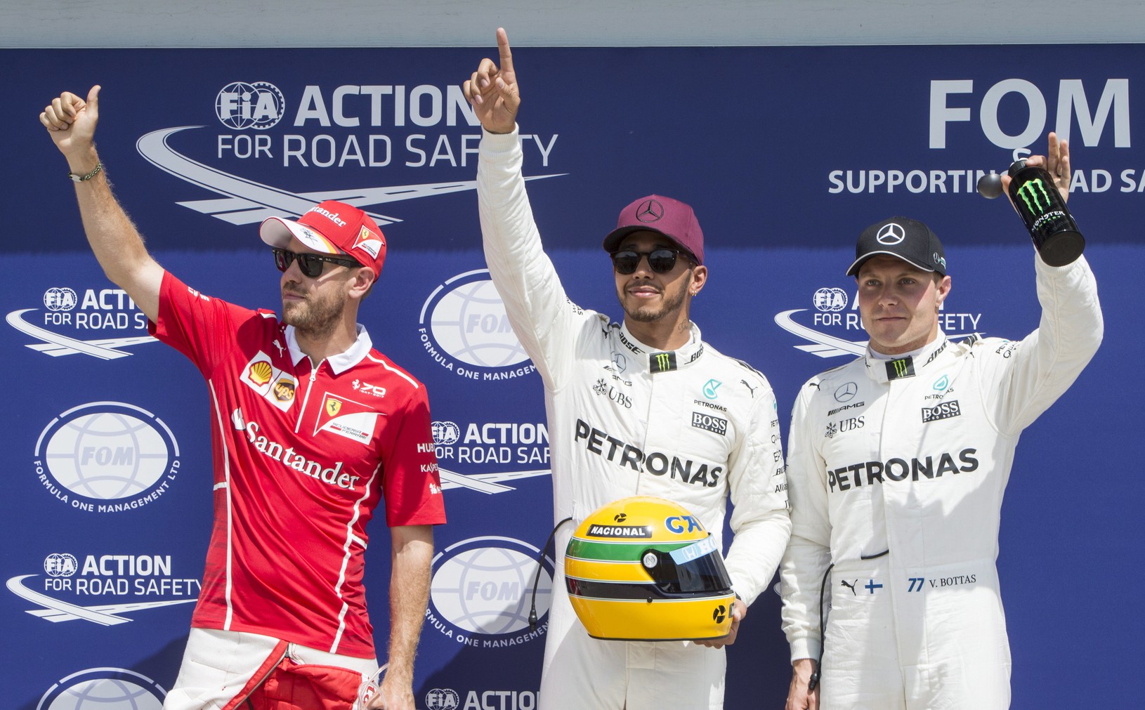 Lewis Hamilton (v strede)