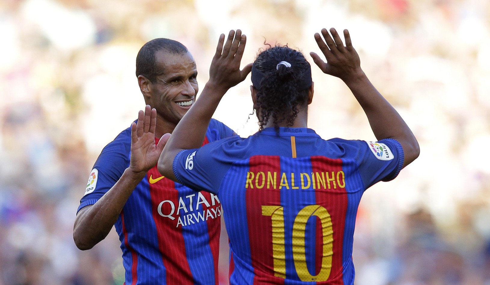 Ronaldinho a Rivaldo oslavujú