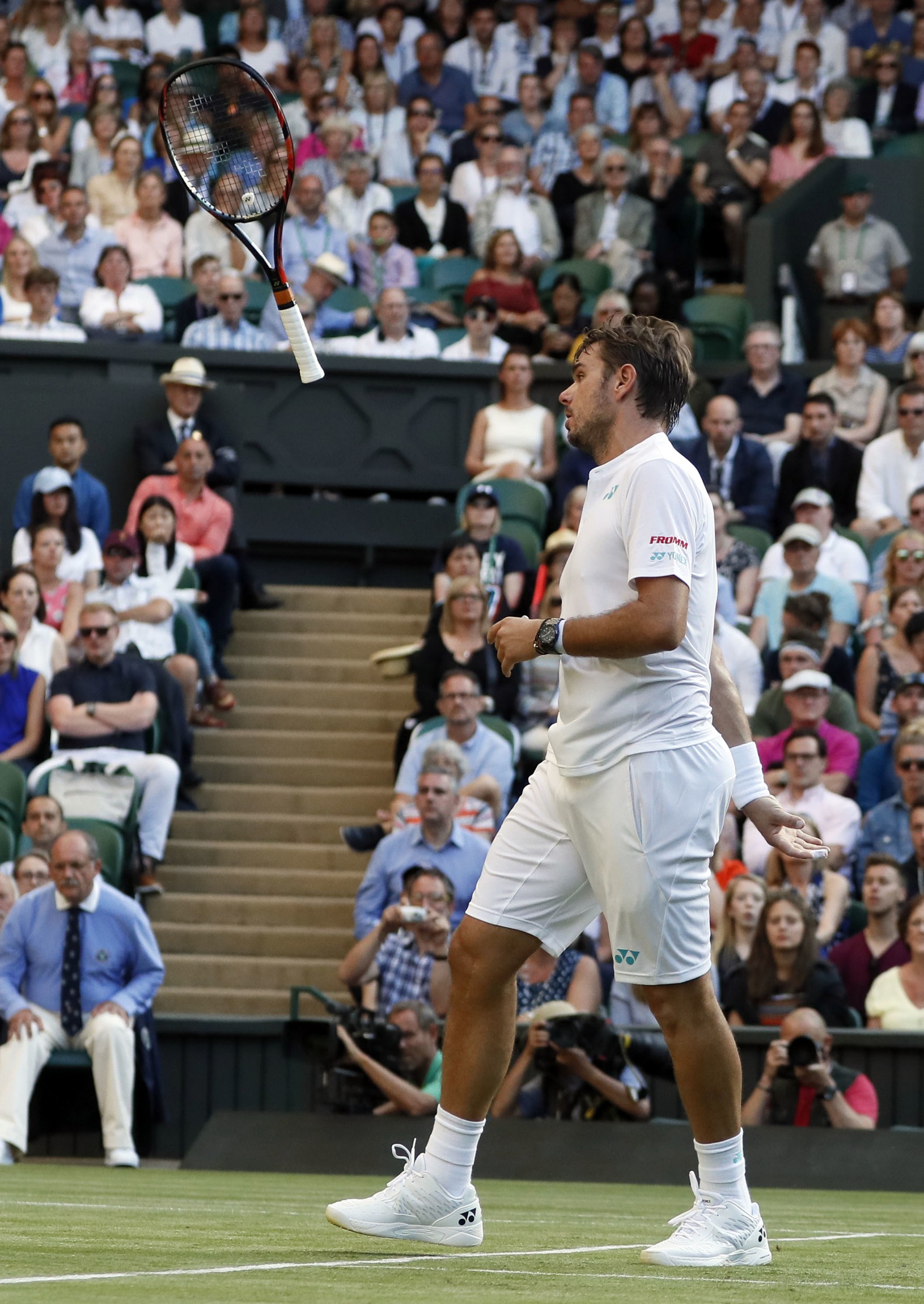 Frustrovaný Stan Wawrinka hádže