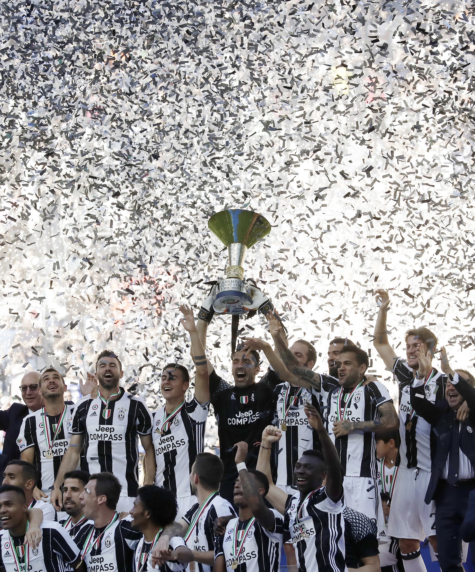 Futbalisti Juventusu s trofejou
