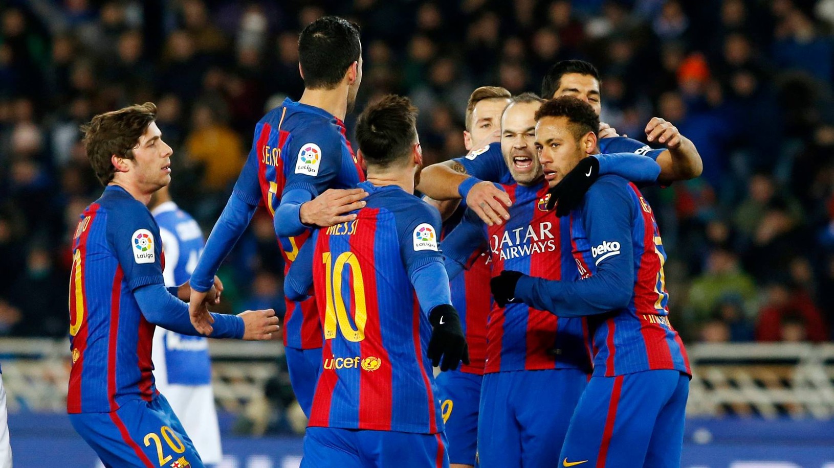 Hráči Barcelony oslavujú strelený