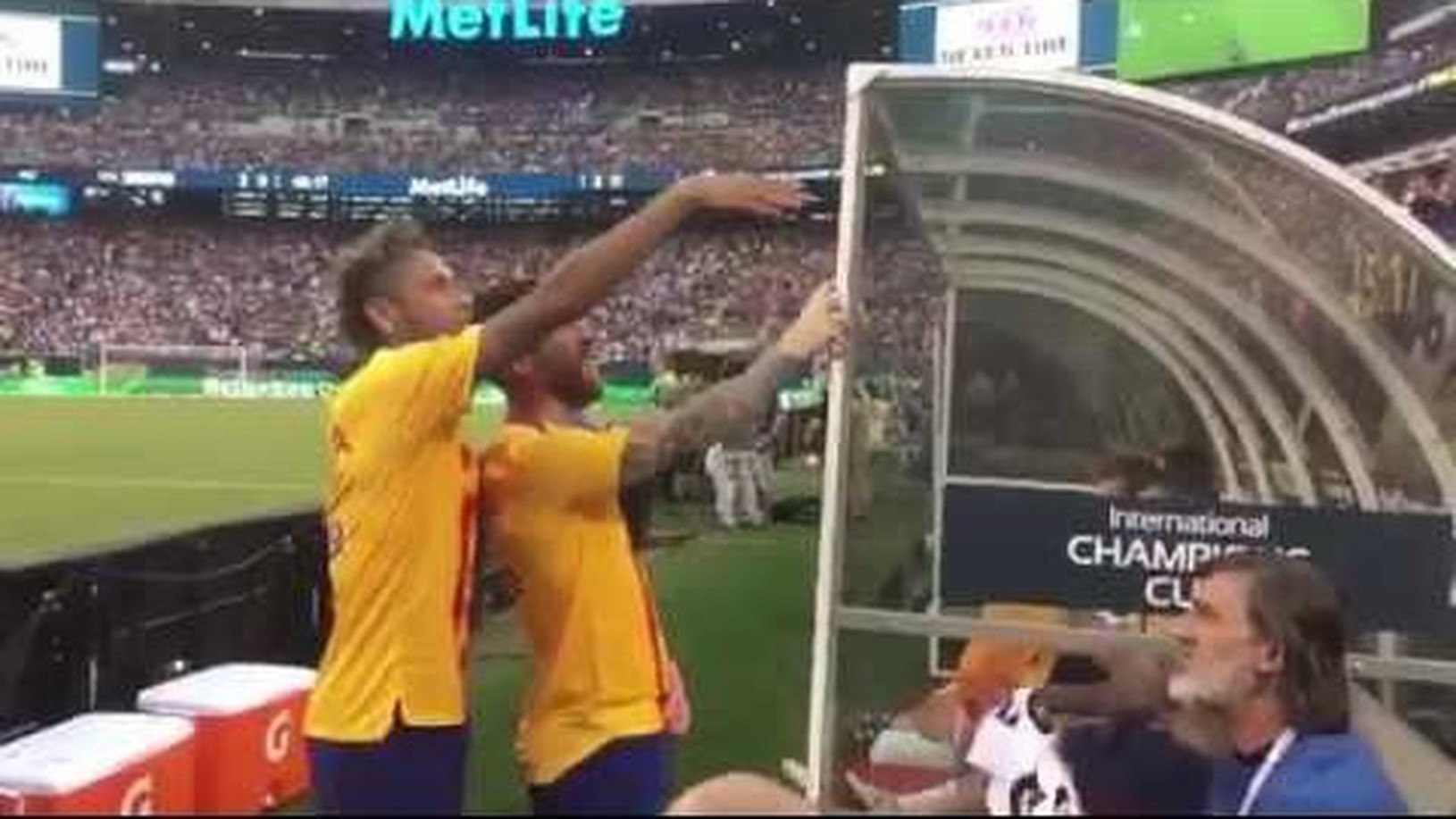 Messi ukazuje Neymarovi, z