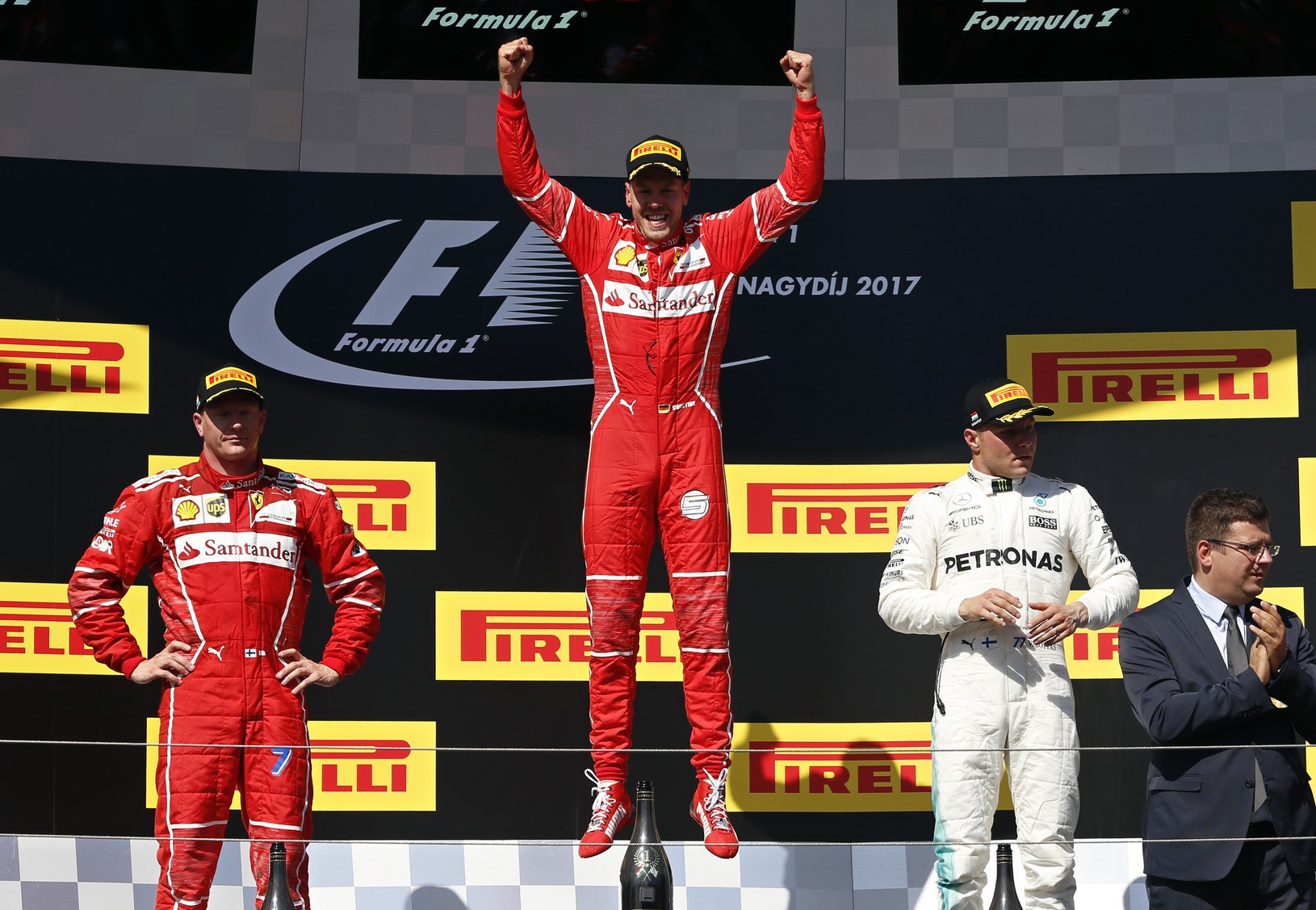 Sebastian Vettel oslavuje triumf