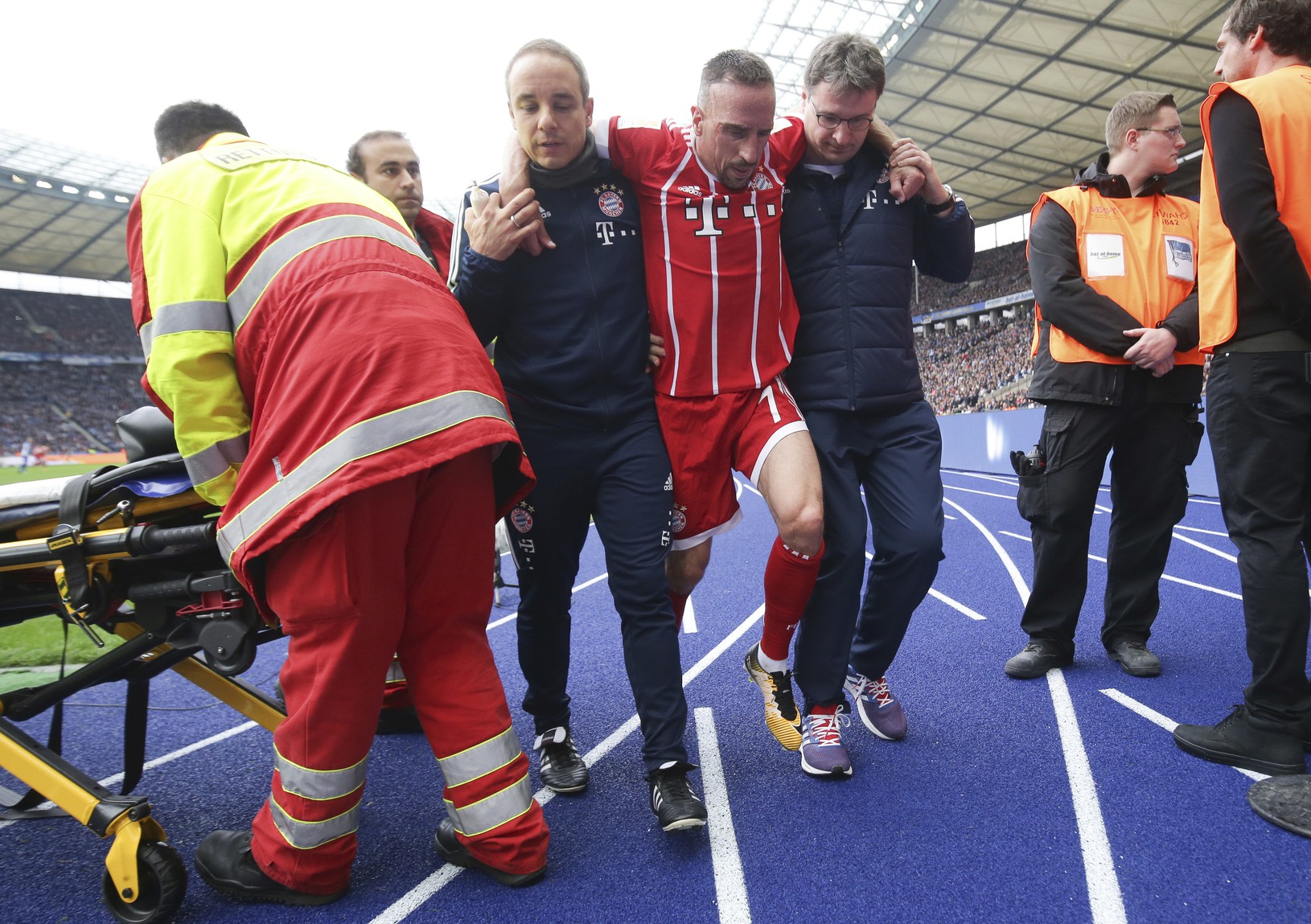 Zranený Franck Ribéry opúšťa