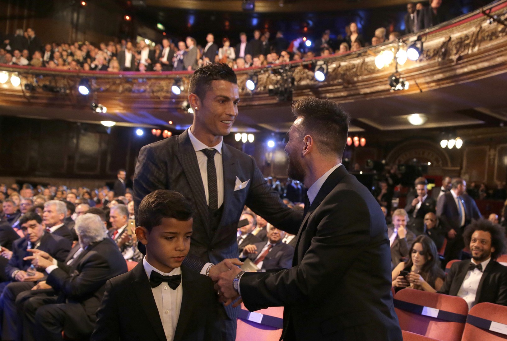 Lionel Messi gratuluje Cristianovi