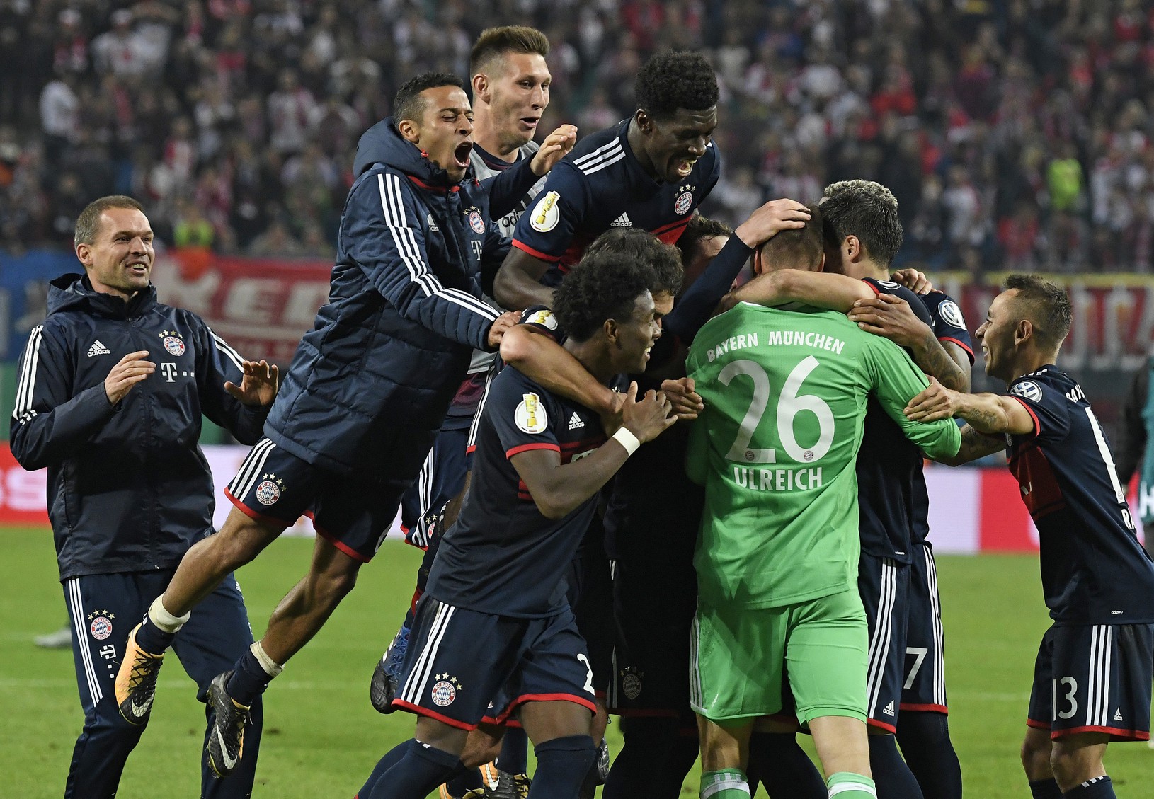 Hráči Bayernu oslavujú postup