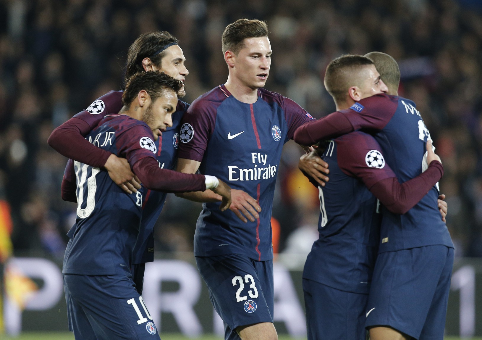 Hráči Paríža oslavujú gól