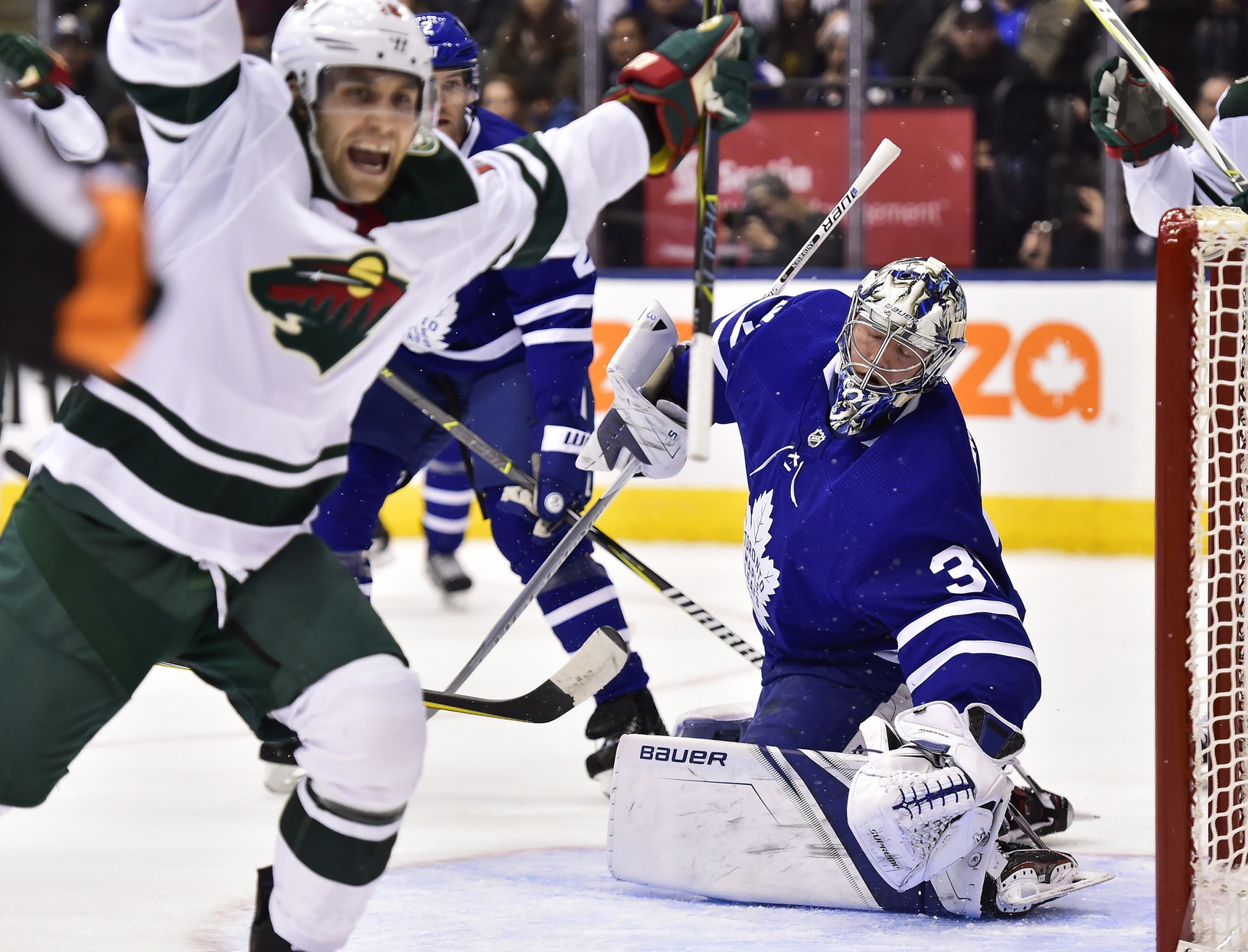Jason Zucker oslavuje gól