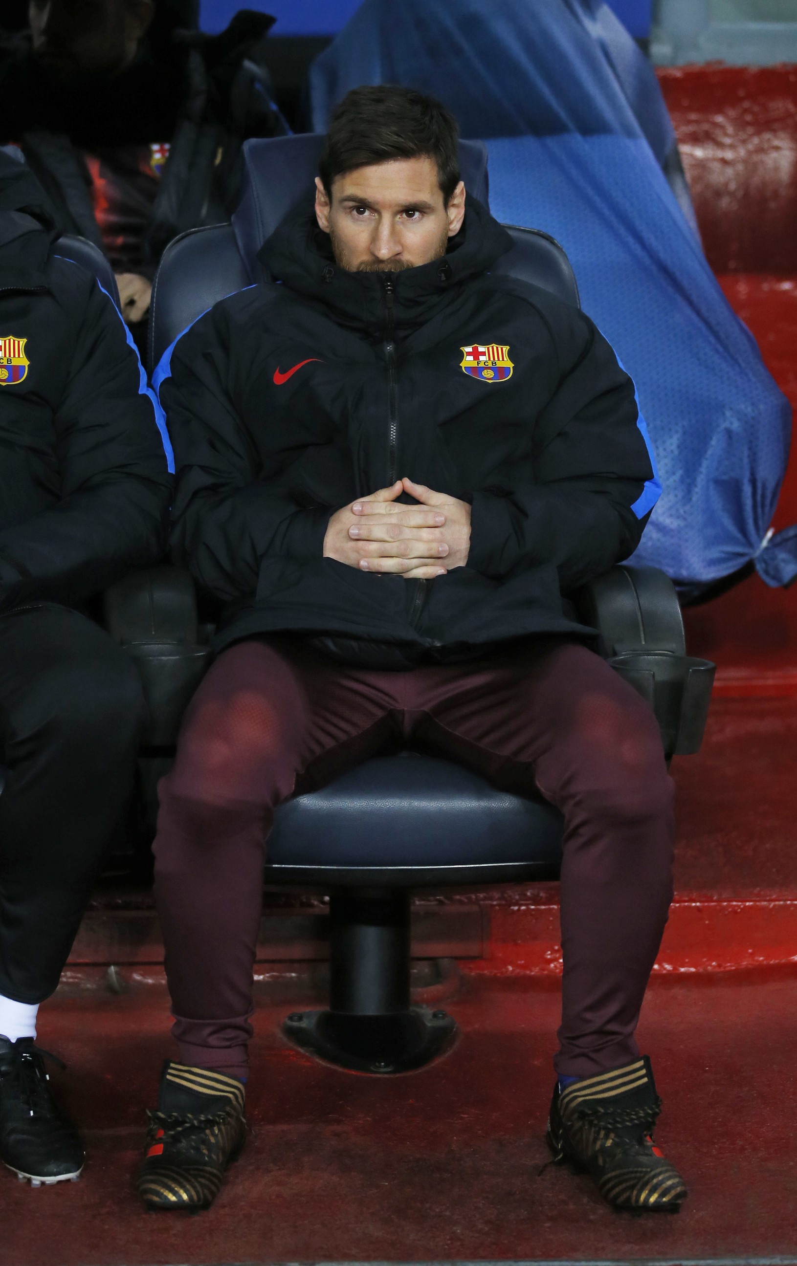 Lionel Messi sedí na