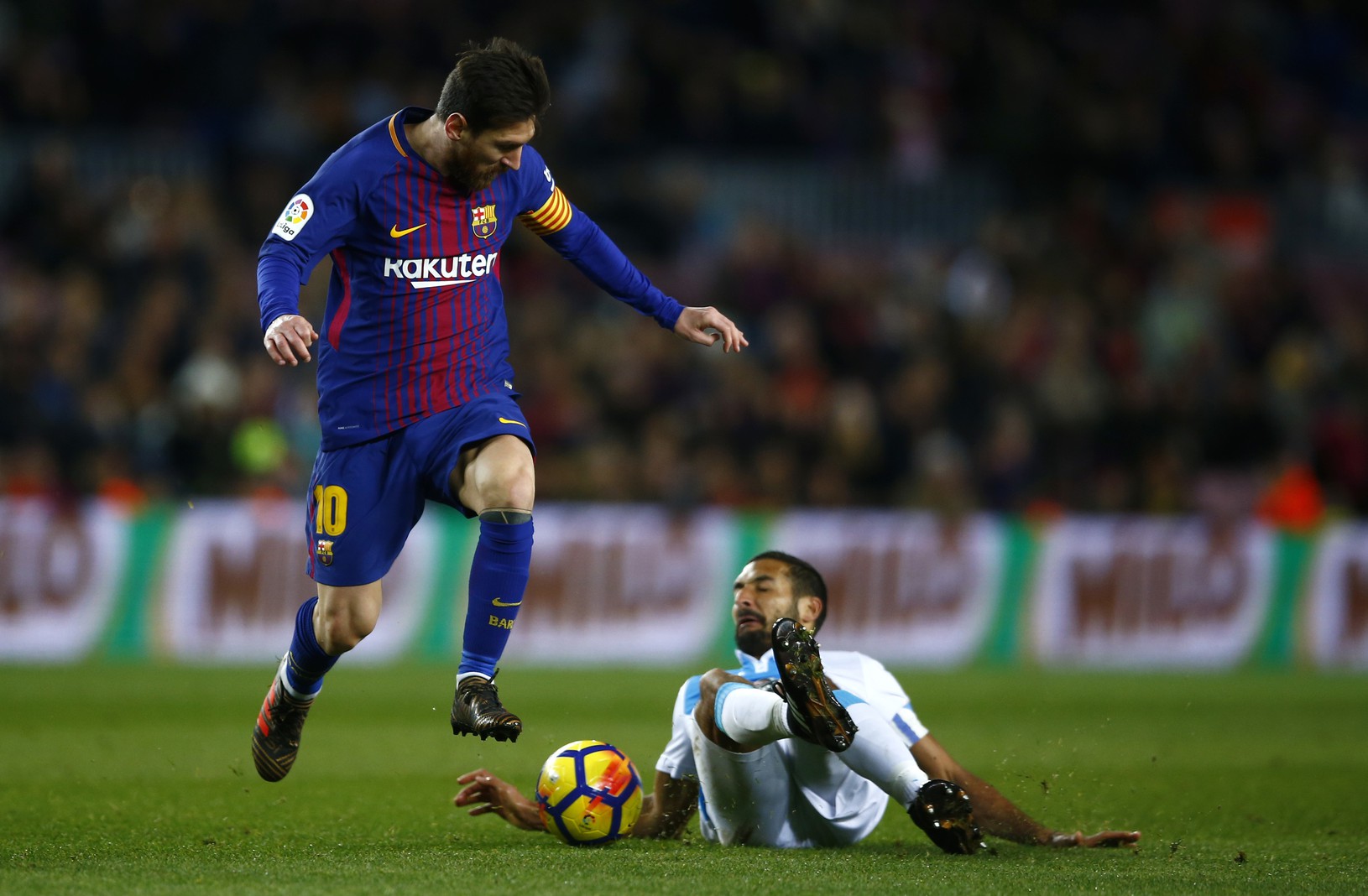 Lionel Messi uniká protihráčovi