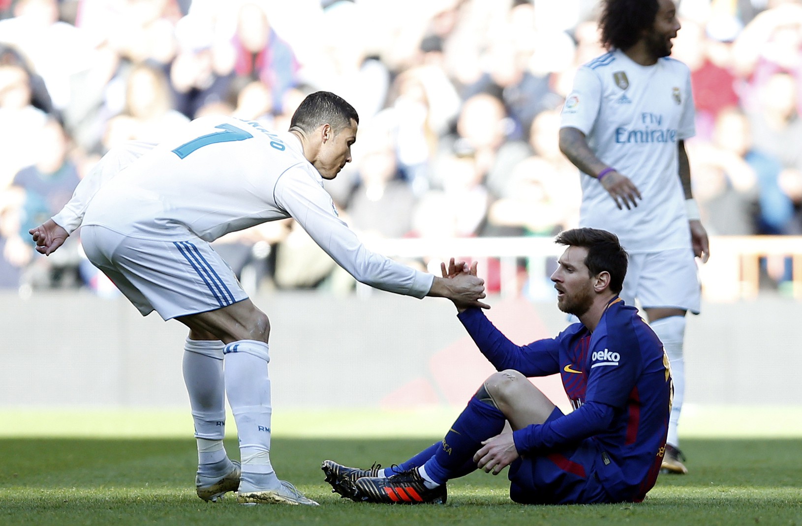 Cristiano Ronaldo pomáha Lionelovi