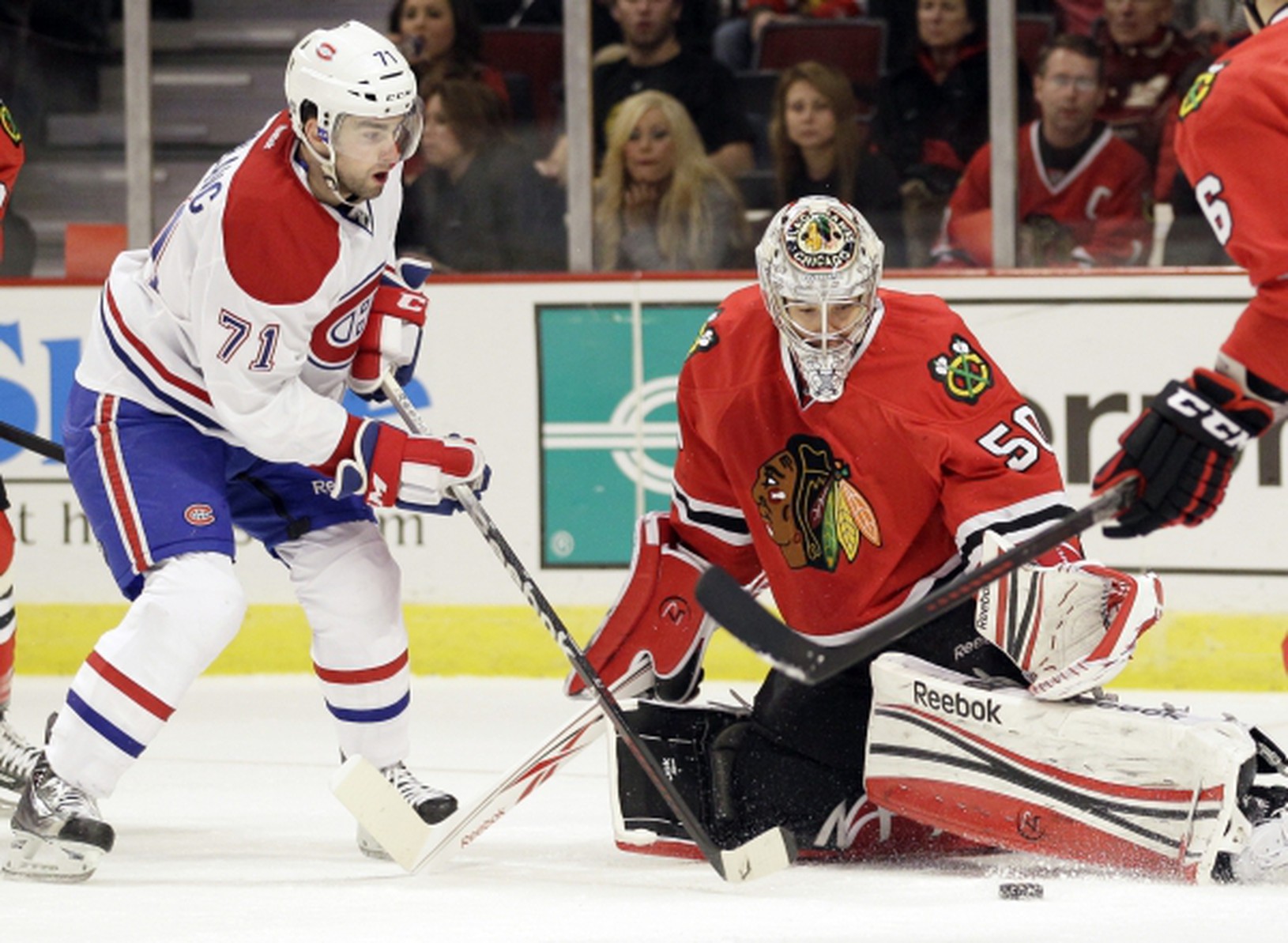 Corey Crawford blokuje puk