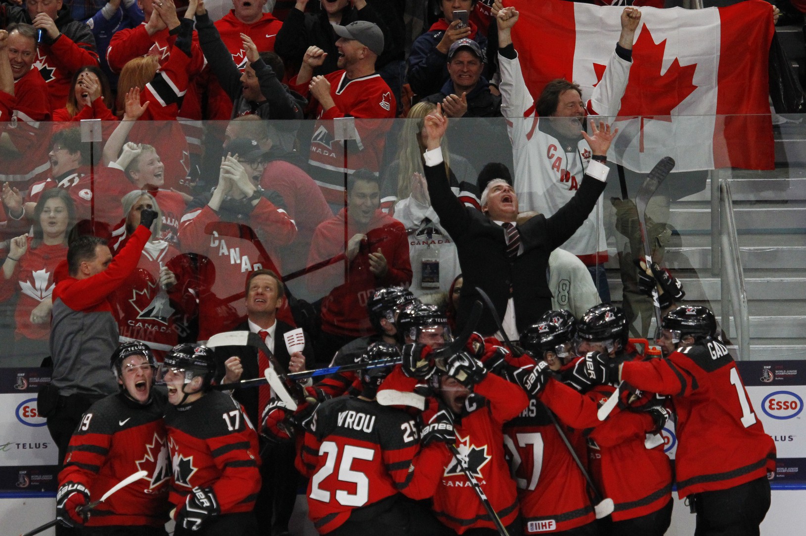 Hráči Kanady oslavujú titul